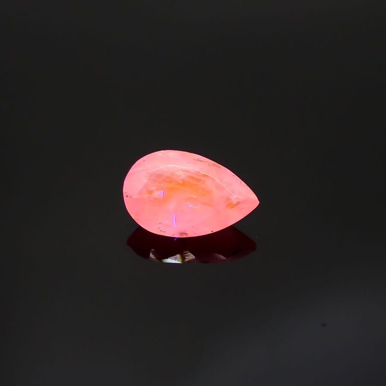 長波365(ライト)の照射で蛍光