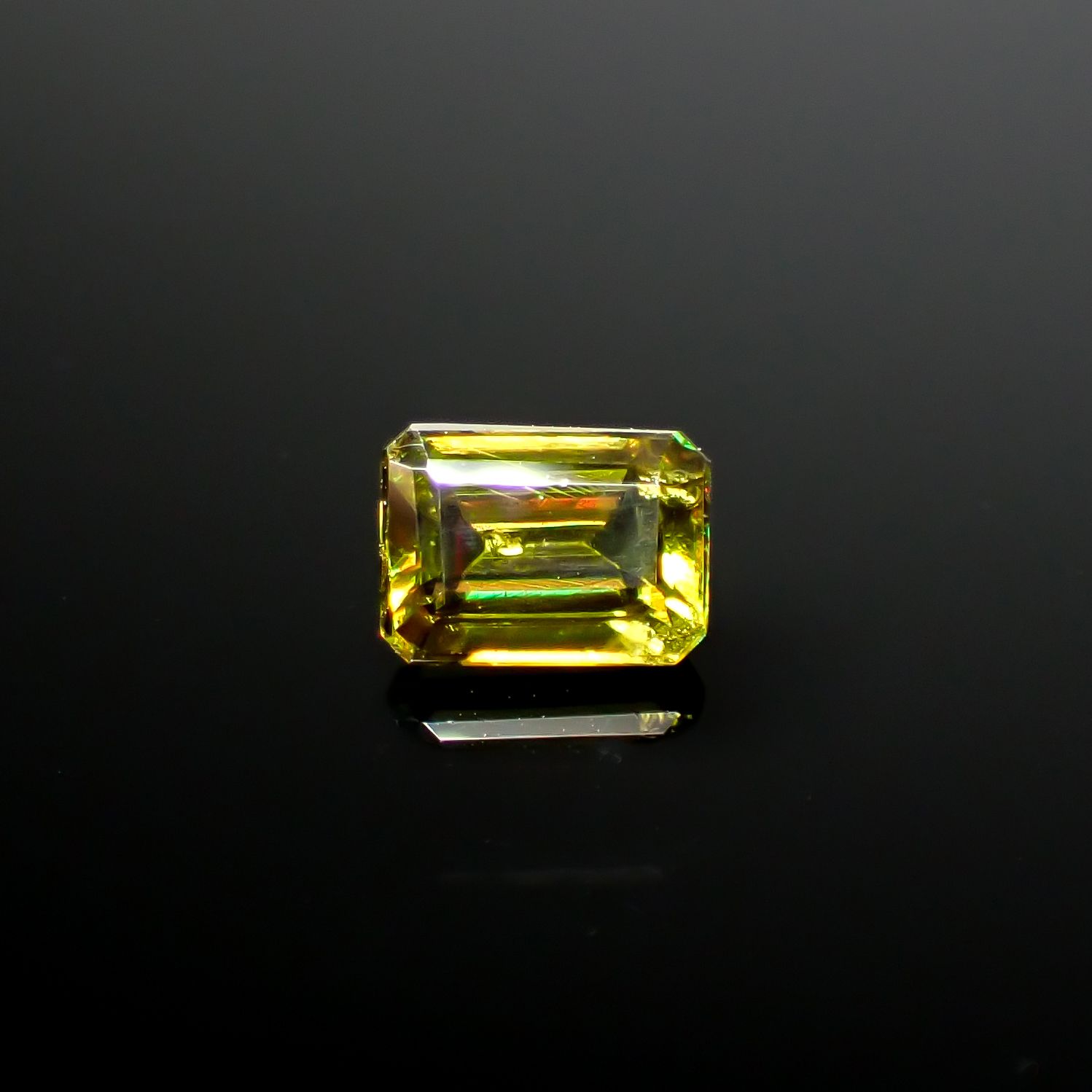 カラーチェンジスフェーン(宝石名スフェーン / カラーチェンジ・タイプ)パキスタン産 0.97ct 識別済[240627958]6.2x4.5mm前後