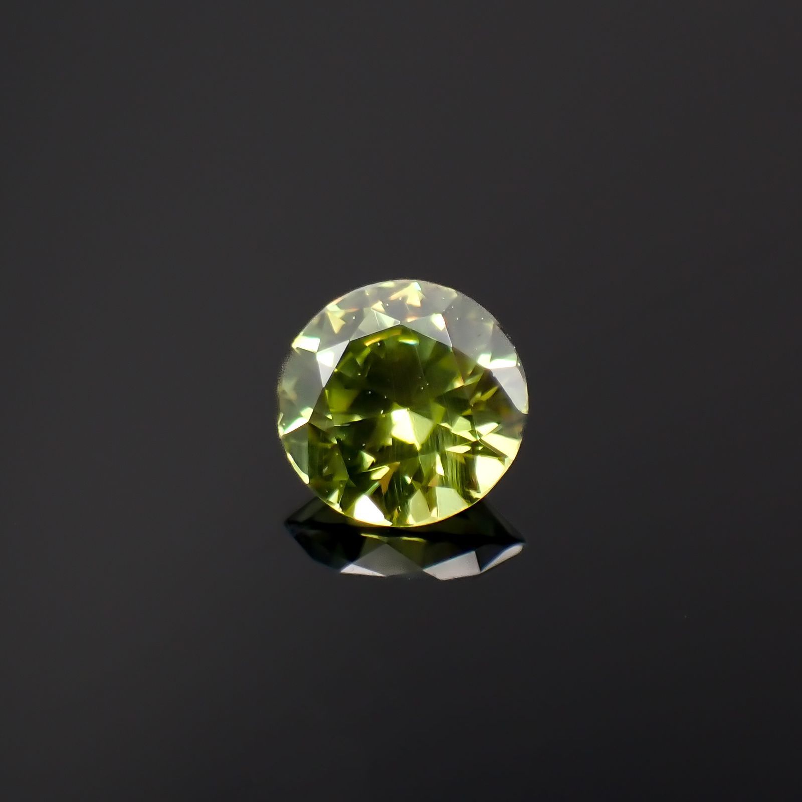 デマントイドガーネット(宝石名デマントイド・ガーネット)ロシア産 0.26ct 識別済[221219464]3.9x3.9mm前後