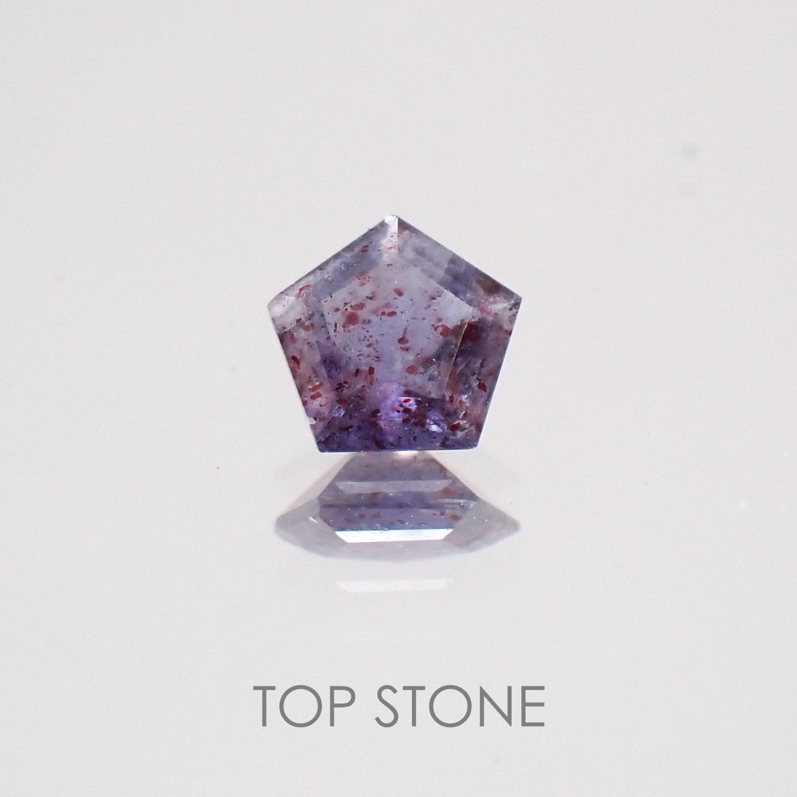 ◇ペンタゴンカット◇ブラッドショットアイオライトSA インド産 ルース 0.15ct[210210077]3.9×4.1mm前後