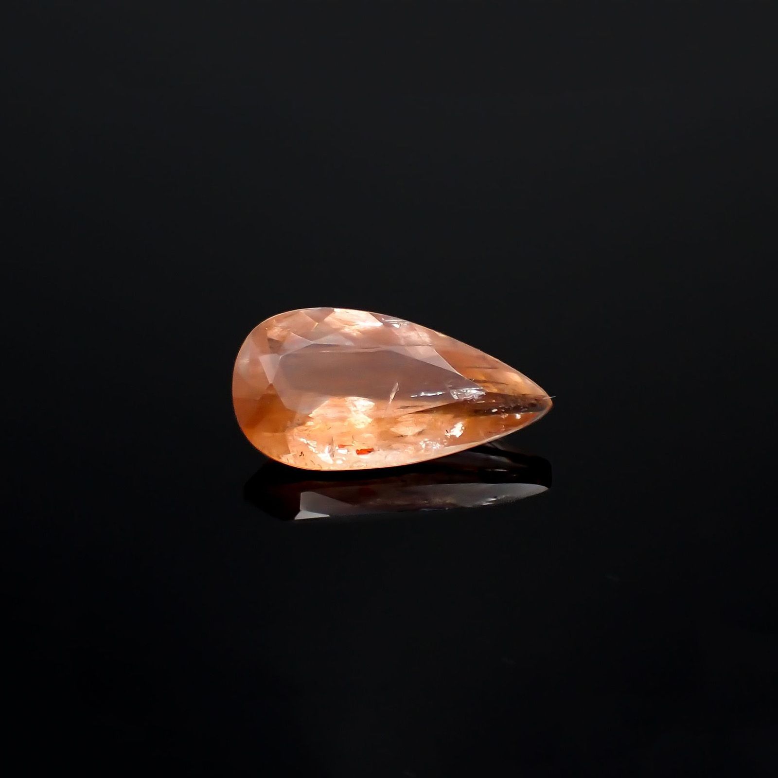 サンストーンスキャポライト(宝石名シーン・スキャポライト)タンザニア産 識別済 2.13ct / 13.2x7mm前後 [221219273]