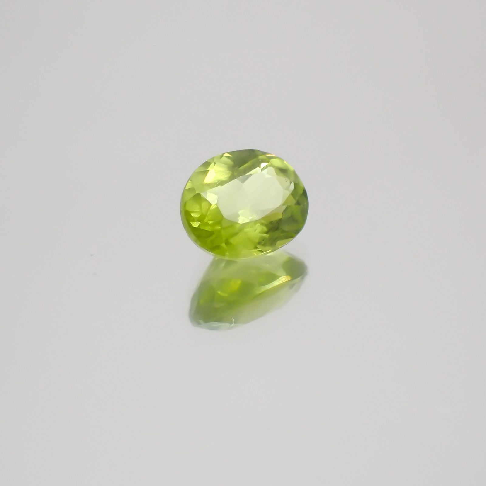 グリーンエンスタタイト(宝石名グリーン・エンスタタイト)カメルーン産 0.64ct 識別済[231224389]5.7x4.6mm前後