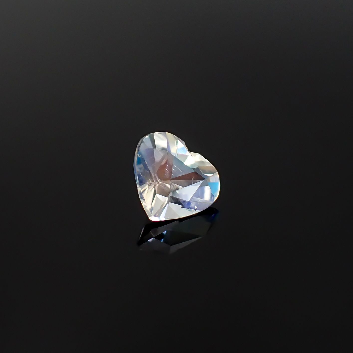 レインボームーンストーン マダガスカル産 0.72ct / 6x5.5mm前後 [260632377]