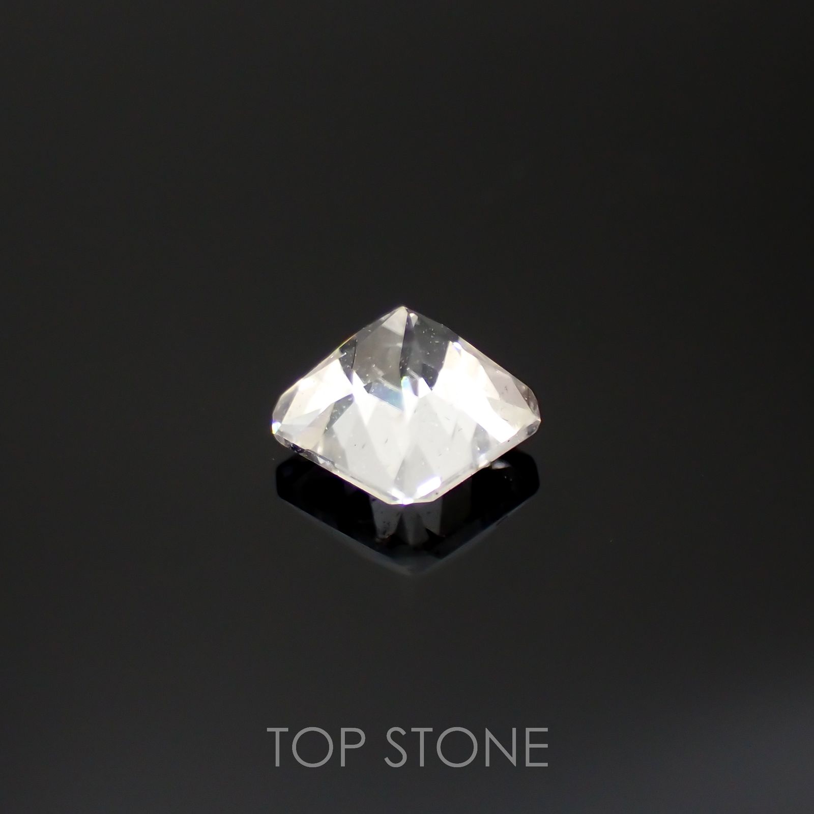 フェナカイト(宝石名フェナカイト)マダガスカル産 0.84ct 識別済[220817212]5.4x5.4mm前後