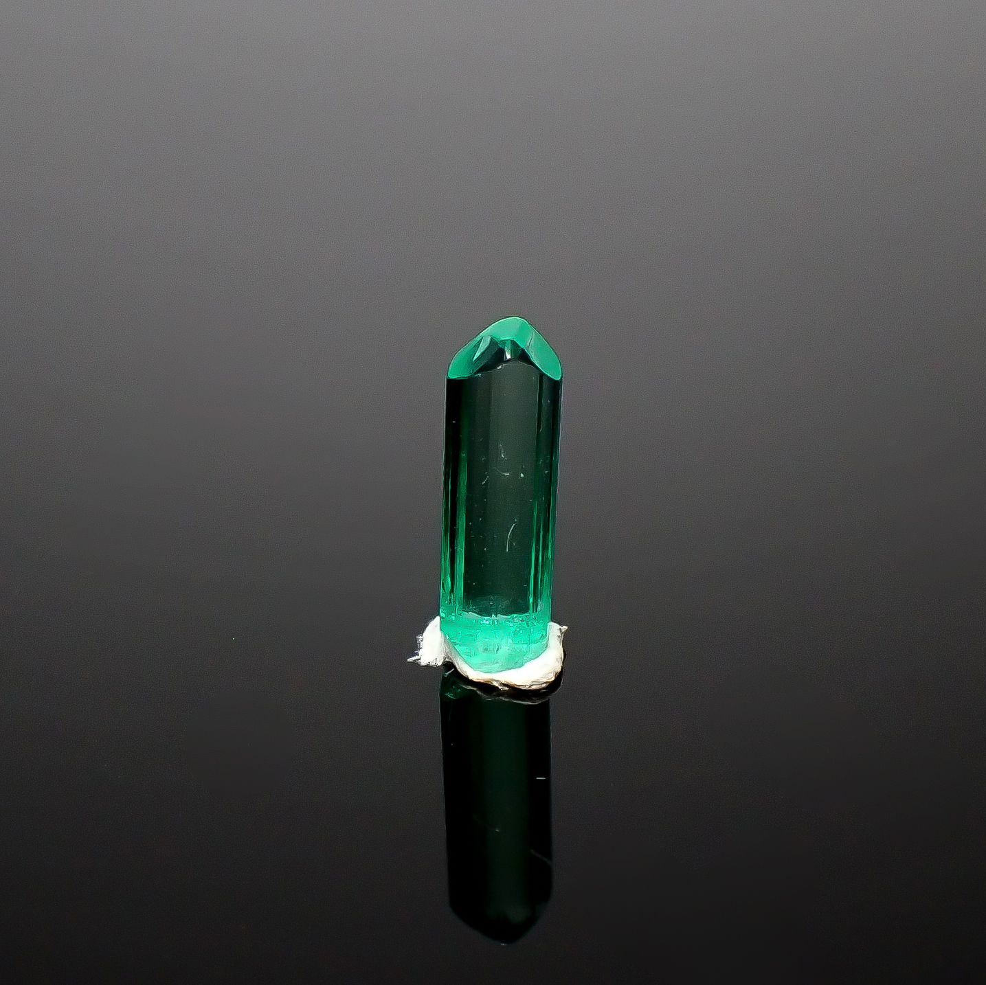 エメラルド柱状結晶 原石 コロンビア産 1.10ct[240427255]10.5x3.2mm前後