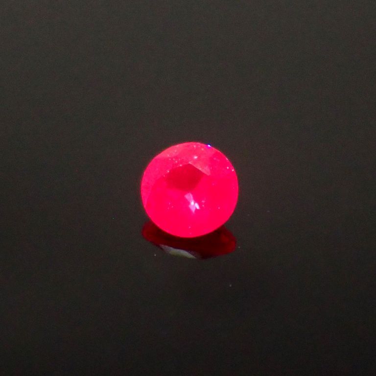 長波365(ライト)の照射で蛍光