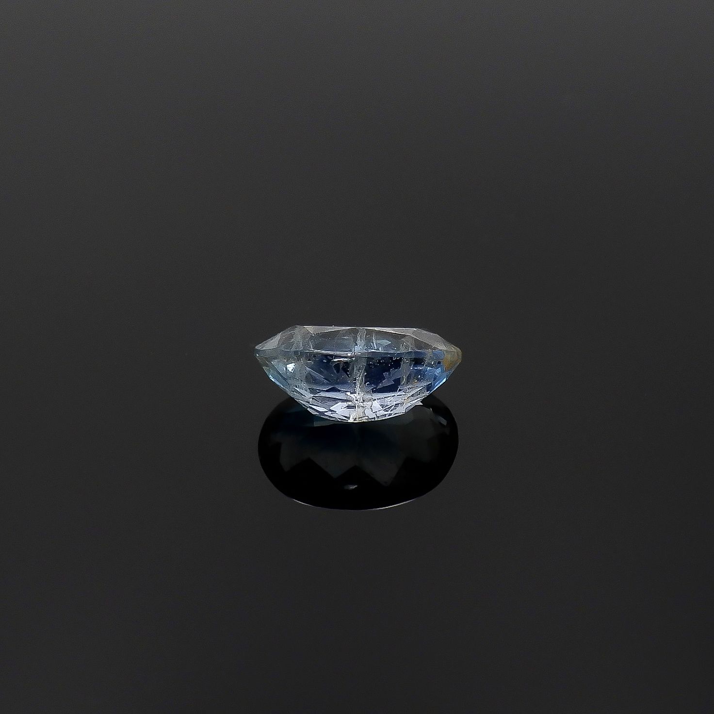 ジェレメジェバイト(宝石名エレメジェバイト)ナミビア産 ソ付(彩珠) 0.759ct / 6.9x4.9mm前後 [220817285]