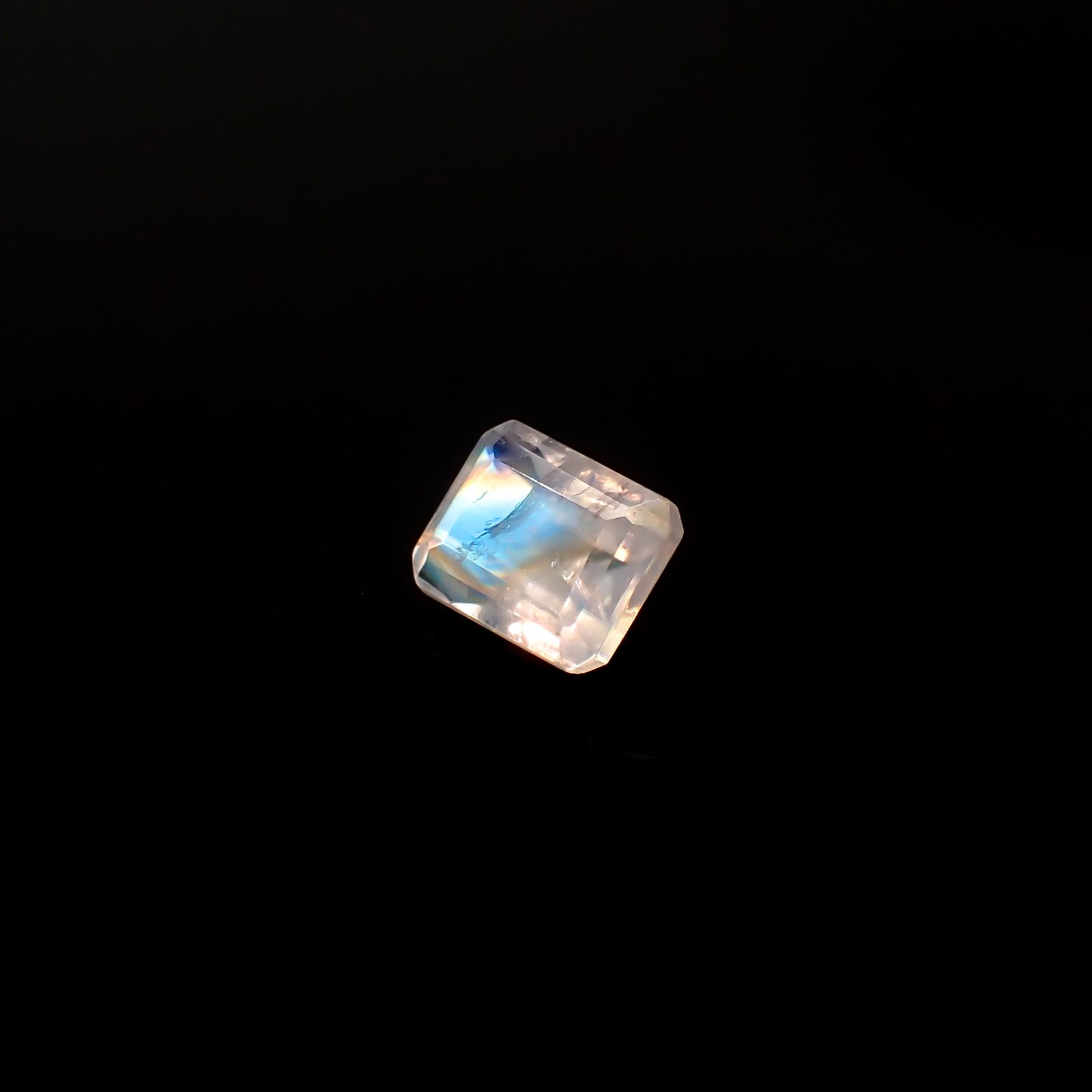 レインボームーンストーン インド・ビハール産 1.92ct / 8.1x6.4mm前後 [260431969]