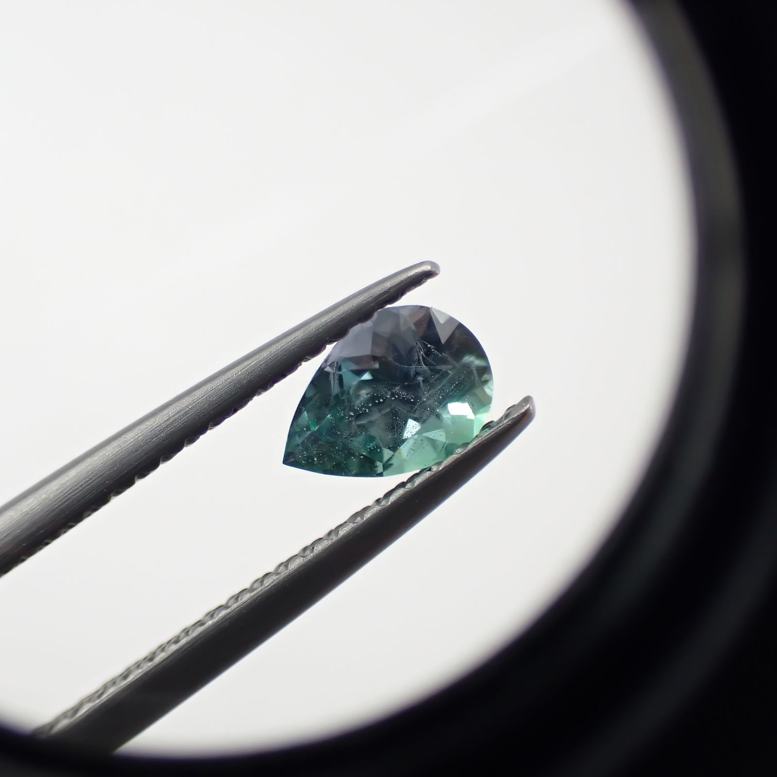 ブルーコーネルピン(宝石名ブルー・コーネルピン)タンザニア産 0.578ct ソ付(彩珠)[241129473]6.4x4.5mm前後