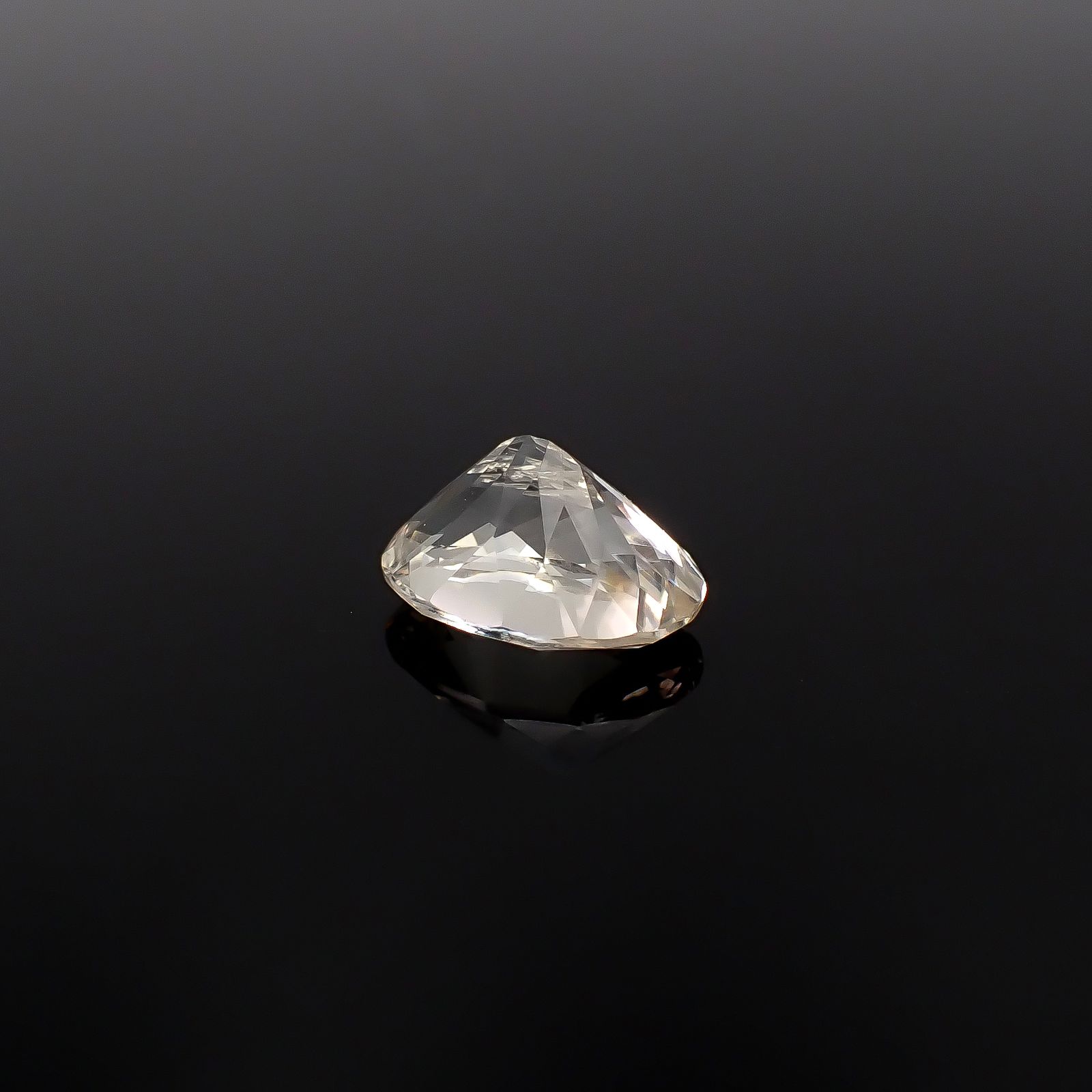 アラゴナイト フルオレッセンス(宝石名アラゴナイト)チェコ共和国産 ソ付(日独) 4.221ct / 12.24x9.25mm前後 [260231782]