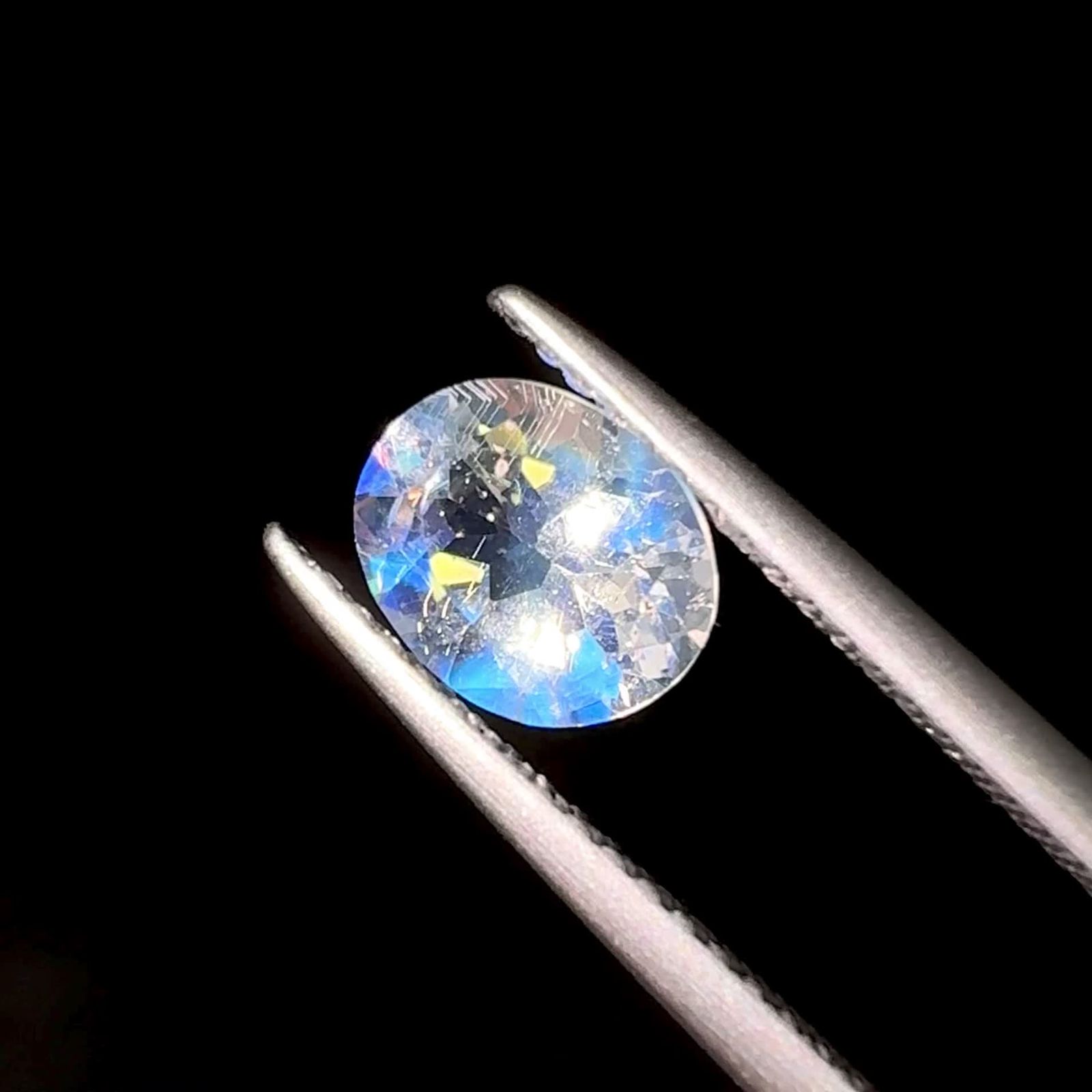 レインボームーンストーン タンザニア産 0.89ct / 7.2x6mm前後 レインボームーンストーン タンザニア産 0.89ct / 7.2x6mm前後