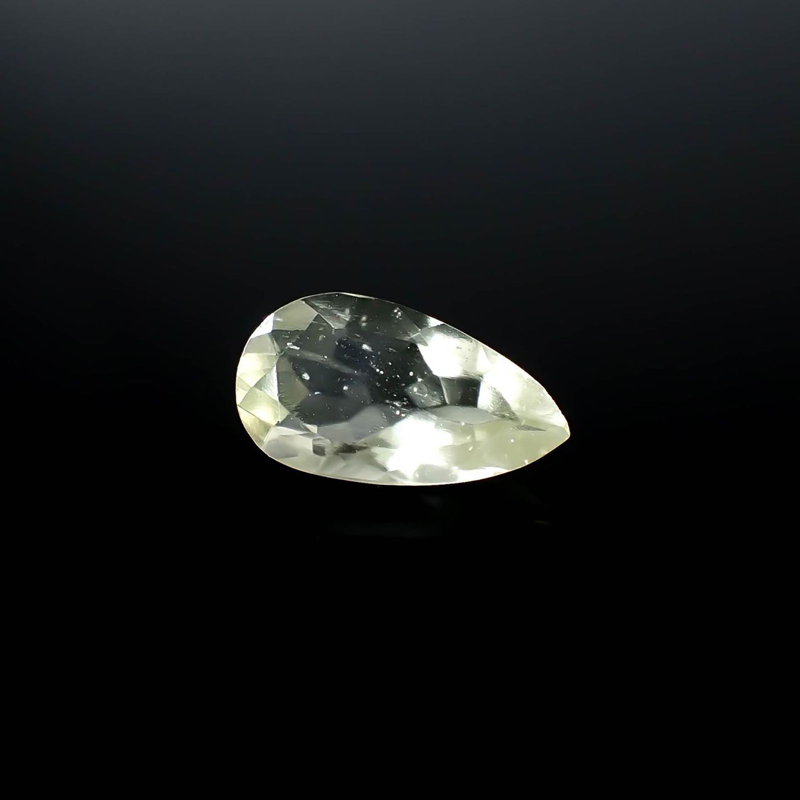 リビアングラス 発見地：エジプト・リビア砂漠 3.39ct / 15.8x8.7mm前後 [251131307]