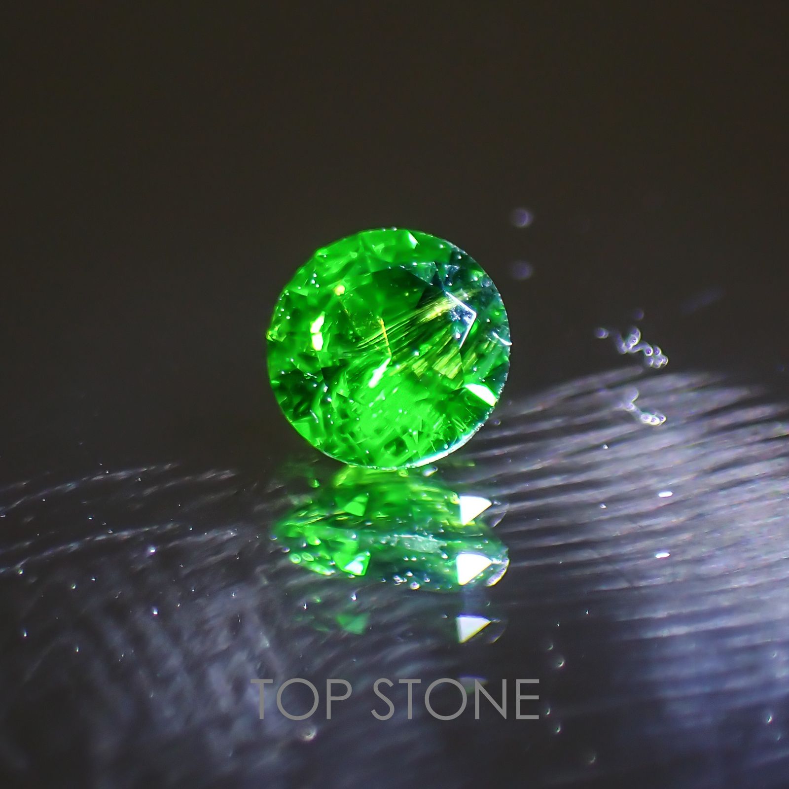 デマントイドガーネット(宝石名デマントイド・ガーネット)  ロシア産 0.170ct ソ付(彩珠)[210410513]3.3×3.3mm前後