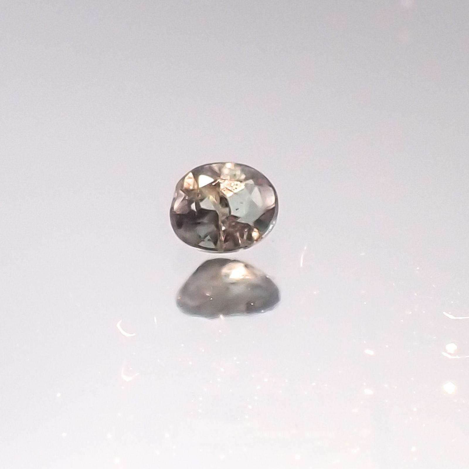 アレキサンドライト(宝石名アレキサンドライト) ブラジル産 0.057ct 識別済[20095556]2.4×2mm前後