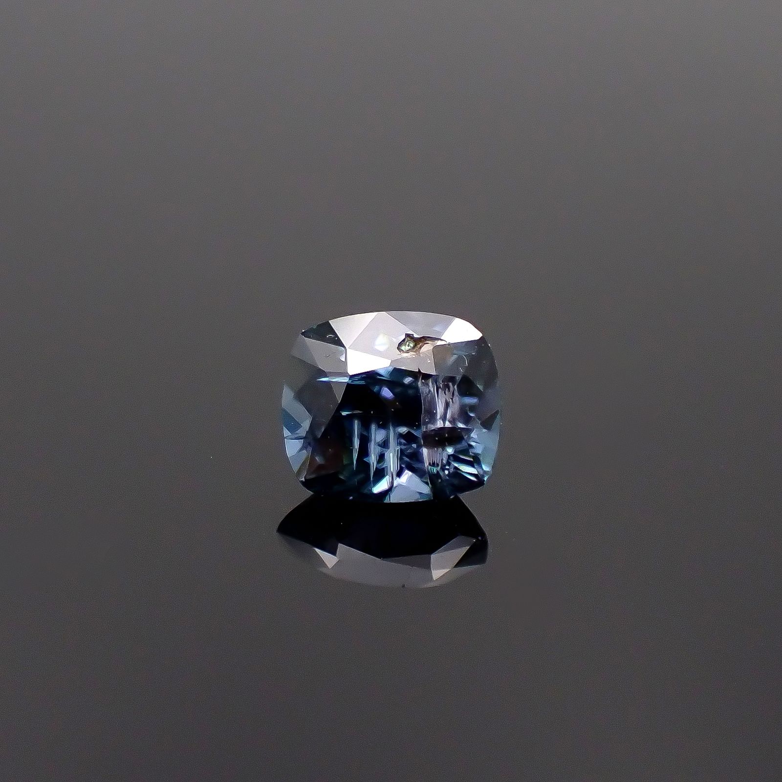 リバースカラーチェンジジルコン(宝石名ジルコン)モゴック産 1.72ct 識別済[240527770]6.8x6.1mm前後