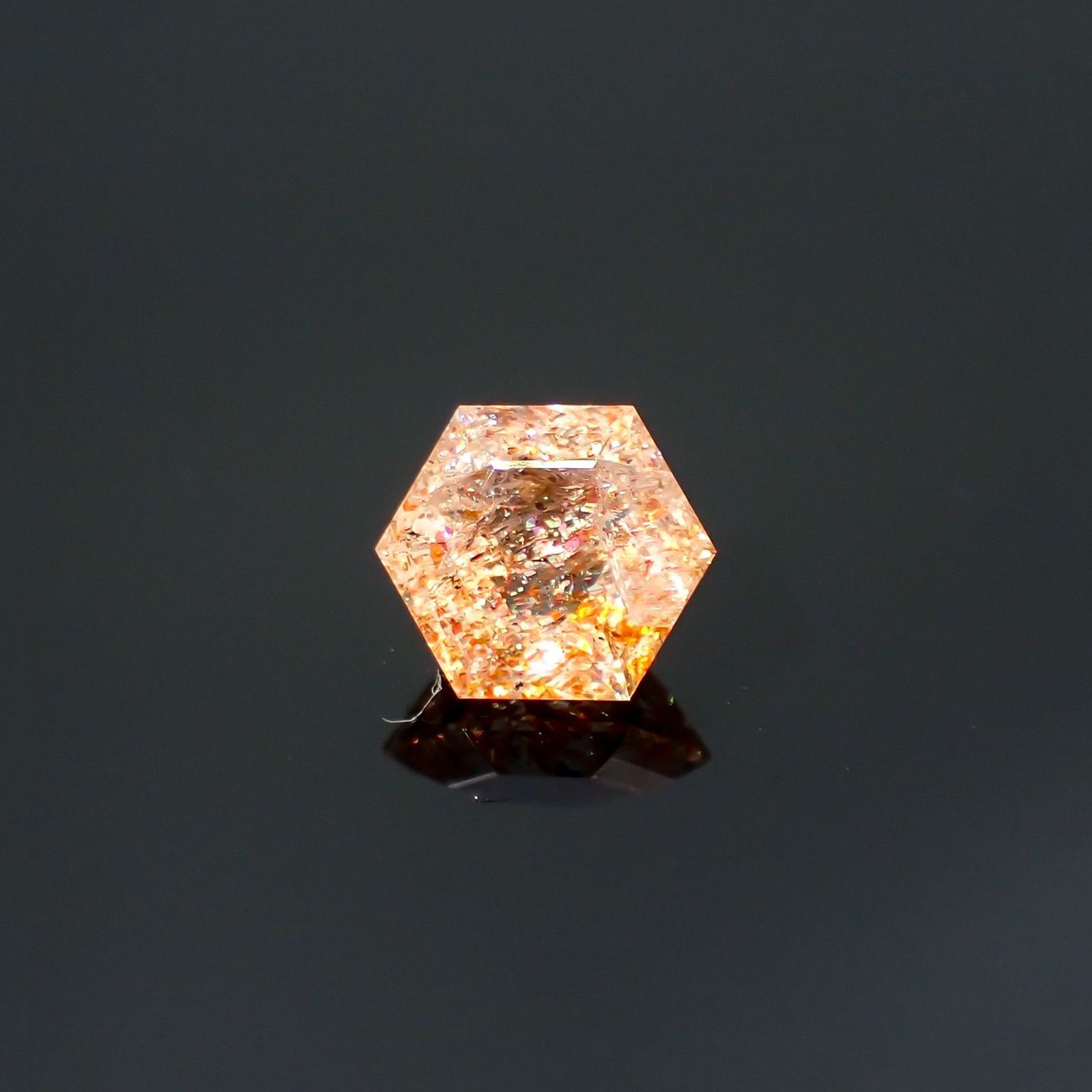 ◇ヘキサゴンカット◇イリュージョンサンストーン インド産 0.58ct / 5.1x5mm前後 [260215487]