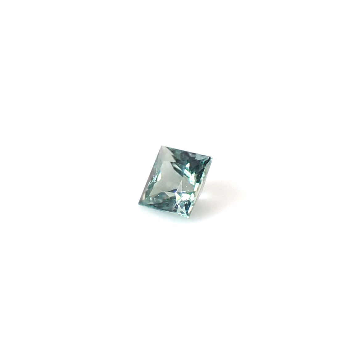 ◇プリンセスカット◇アレキサンドライト ブラジル産 EmeraldMains社製 0.084ct / 2.3x2.3mm前後 [260131576]