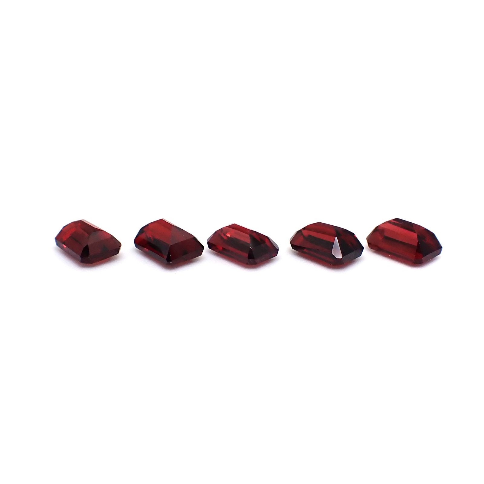 ◇ランダムセレクト◇パイラルスパイトガーネット モザンビーク産 約0.85ct / 6.1x4.1mm前後 [260532219]