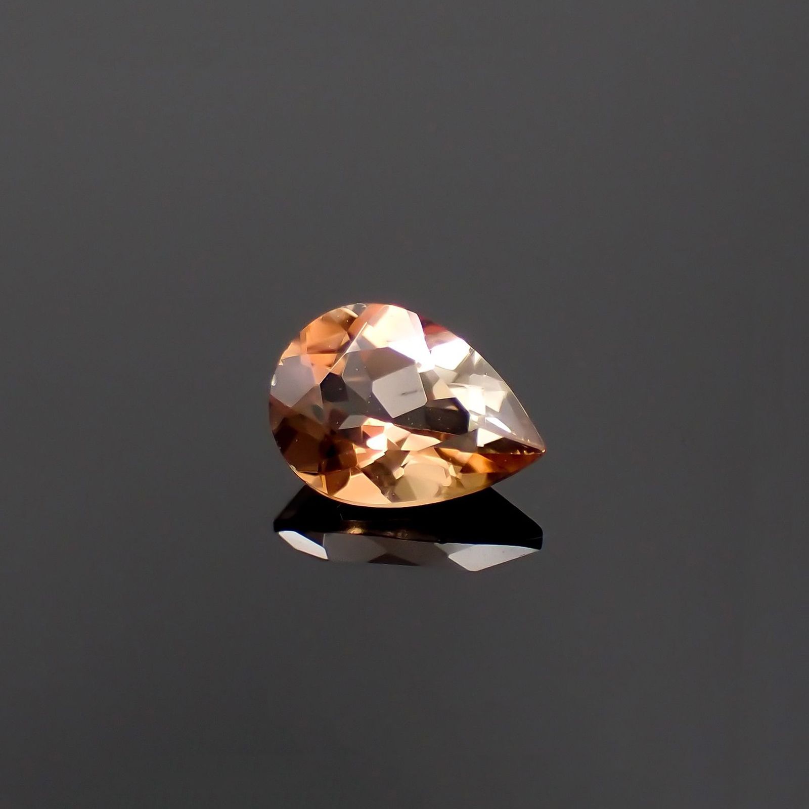 アンダリュサイト(宝石名アンダリュサイト)スリランカ/マダガスカル産 識別済 0.66ct / 6.9x5mm前後 [251020833]