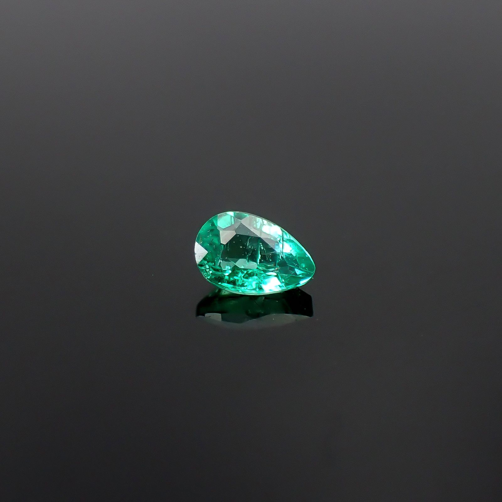 エメラルド コロンビア産 0.14ct / 4.2x2.8mm前後 [260131523]