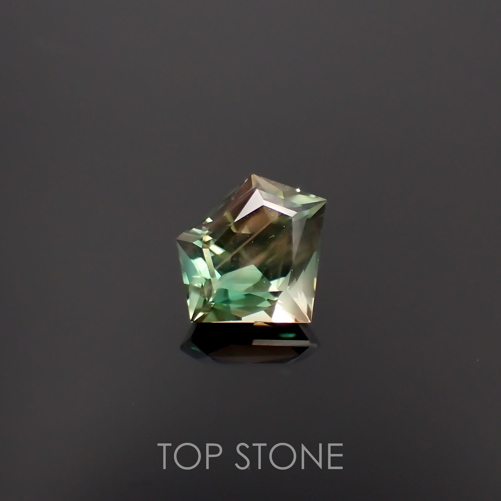 ◇カスタムカット◇バイカラーオレゴンサンストーン(宝石名ラブラドライト)アメリカ・オレゴン州産 4.84ct 識別済[230321116]11.3x13.6mm前後