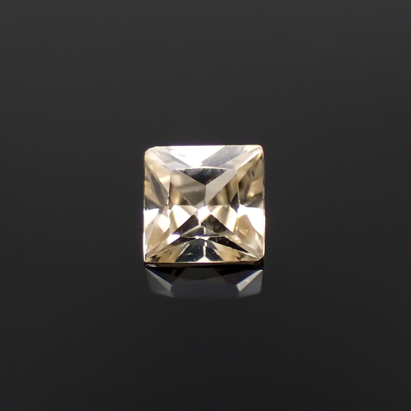 ◇プリンセスカット◇シャンパンカラージルコン(宝石名ジルコン)スリランカ/カンボジア産 0.49ct 識別済[230722983]4.1x4mm前後