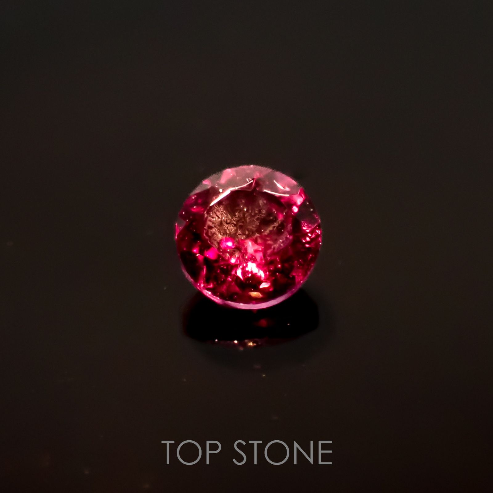 カラーシフト マラヤガーネット(宝石名ガーネット)タンザニア産 0.42ct 識別済[220817281]4.2x4.1mm前後