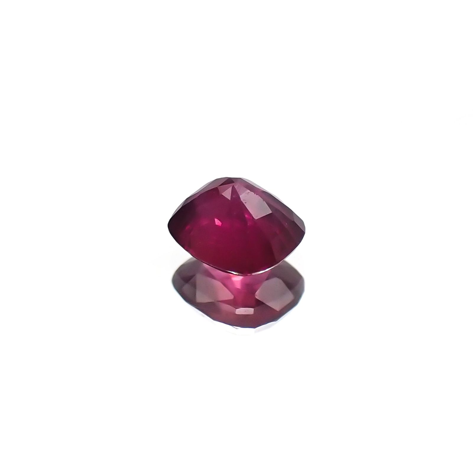 ルビー 非加熱(宝石名ルビー) マダガスカル産 識別済 0.31ct / 3.9x3.5mm前後 [210711712]