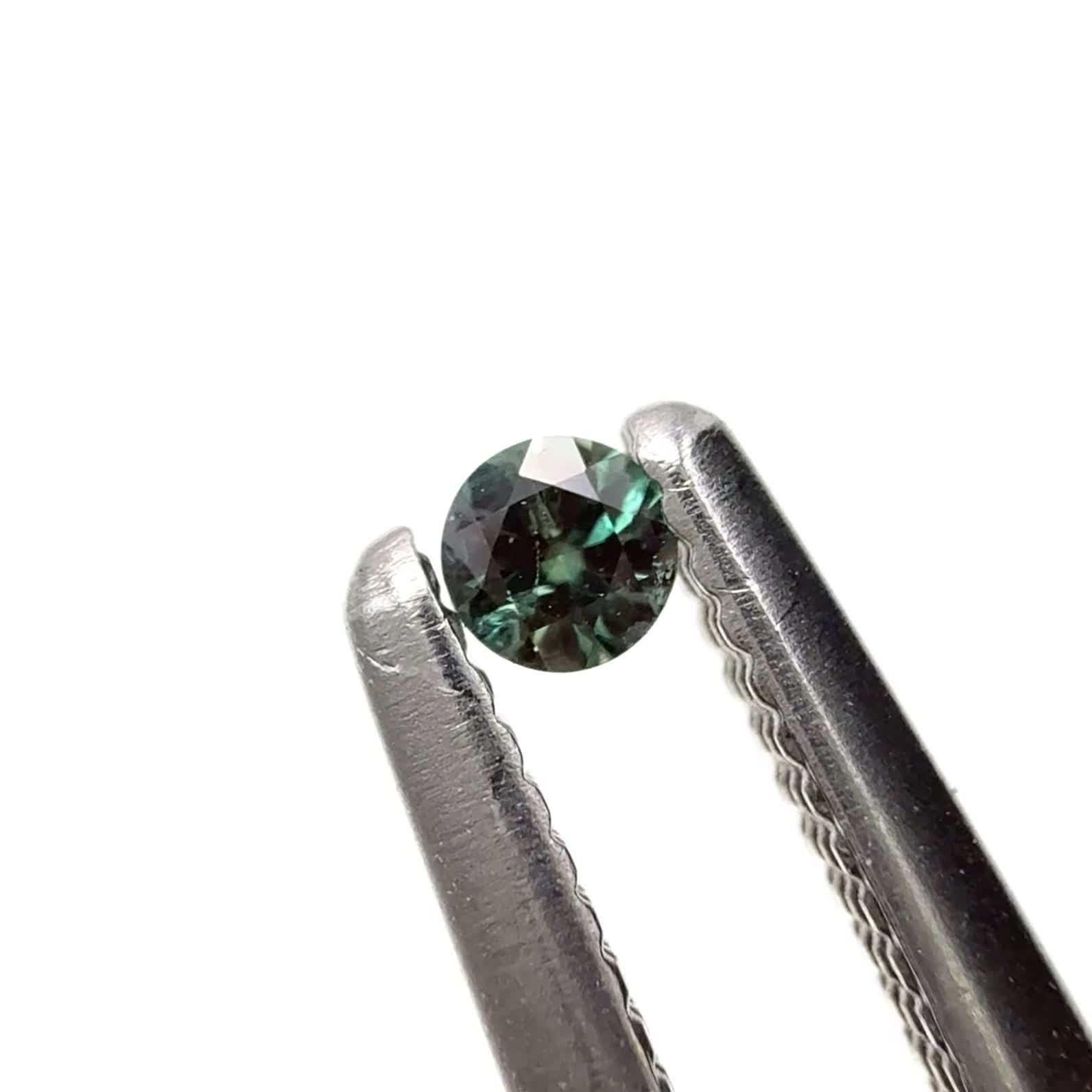 アレキサンドライト ロシア産 0.031ct / 1.9x1.9mm前後 [250530361