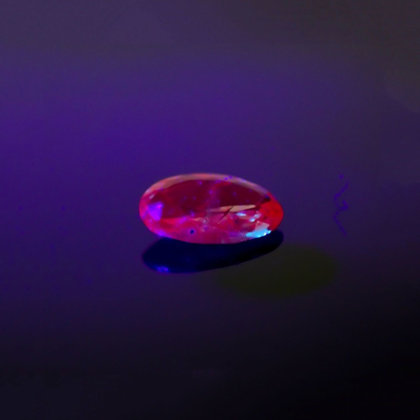 アレキサンドライト(宝石名アレキサンドライト)ブラジル・ミナスジェライス州ヘマチタ鉱山産 識別済 0.10ct / 4x2.5mm前後 [231023806]