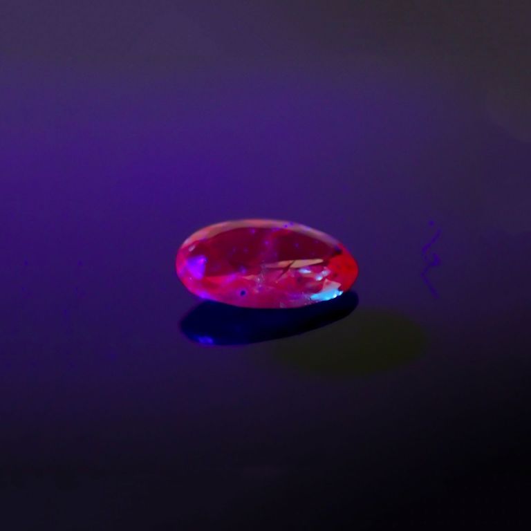 長波365(ライト)の照射で蛍光