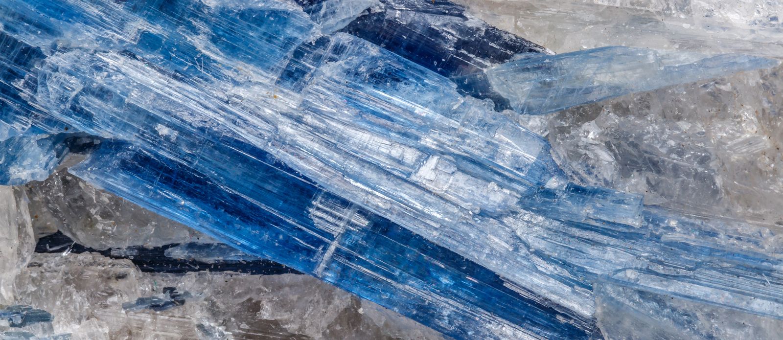 藍色の結晶カイヤナイト | 特徴や魅力、鉱物原石の組成についても ...