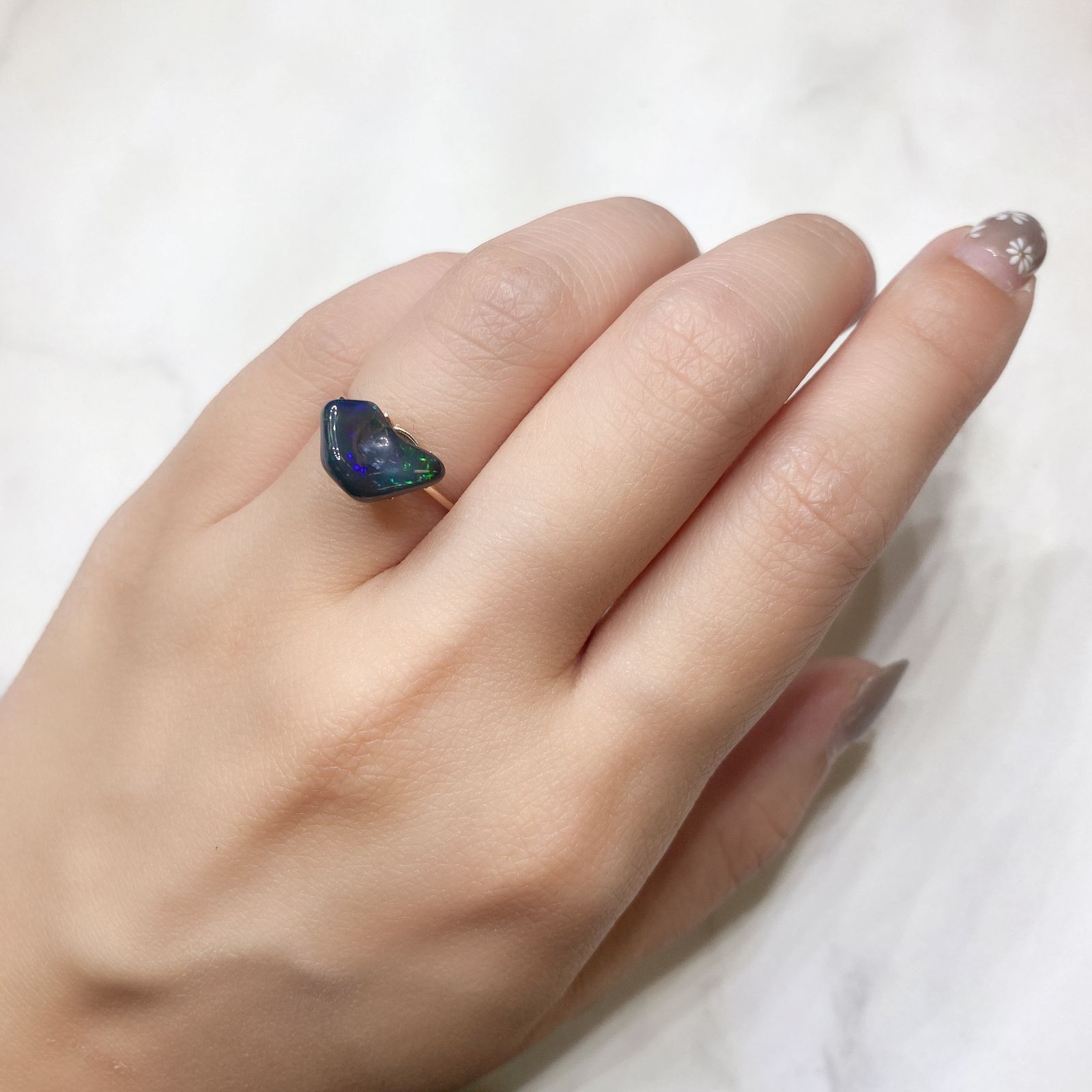 ◇バロック型◇ブラックオパール(宝石名オパール/加熱処理) エチオピア産 1.55ct 識別済[211013514]12.1×8mm前後 | TOP  STONE(トップストーン)