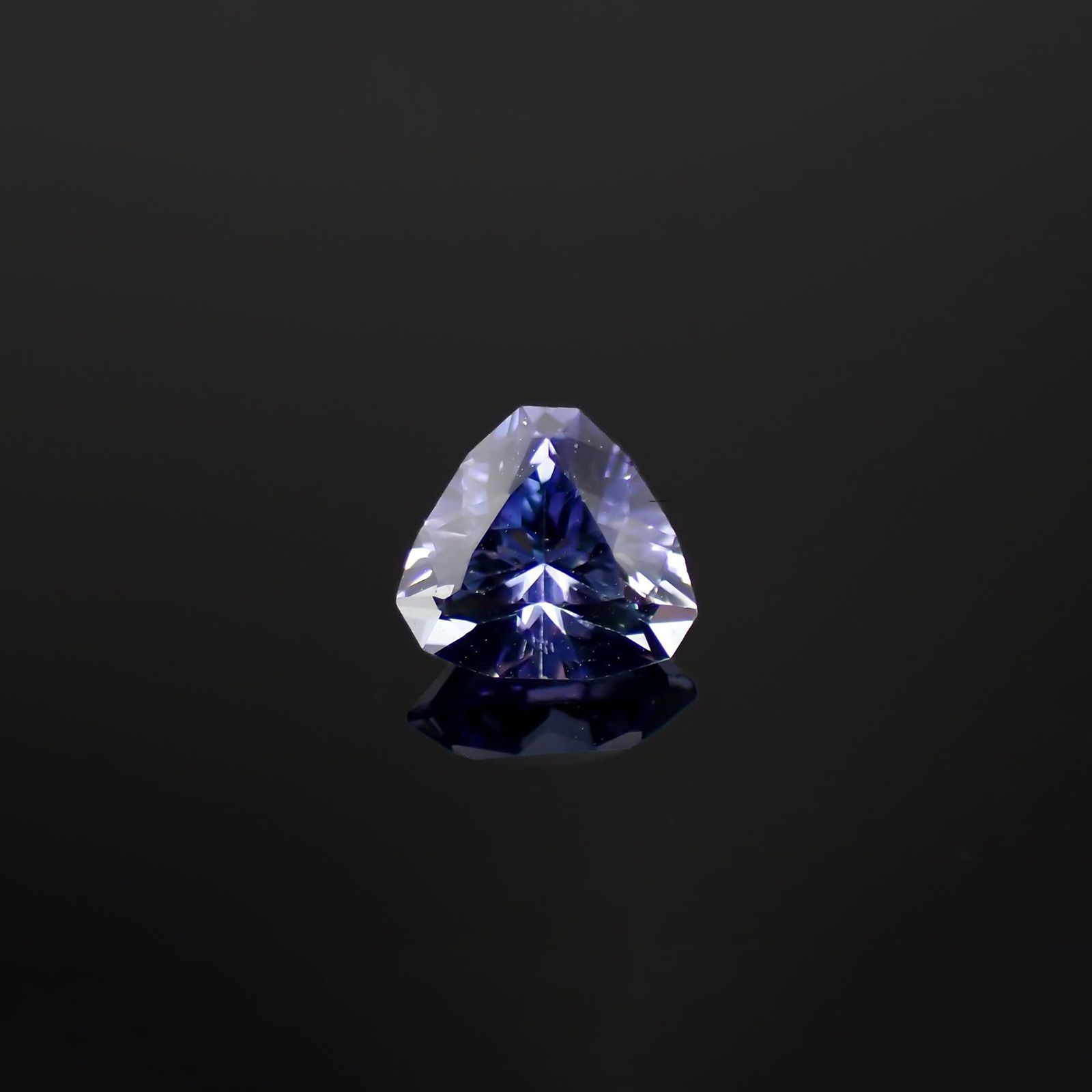 ◇カスタムカット◇タンザナイト(宝石名タンザナイト)タンザニア産 0.67ct 識別済[221118964]5.5x5.9mm前後