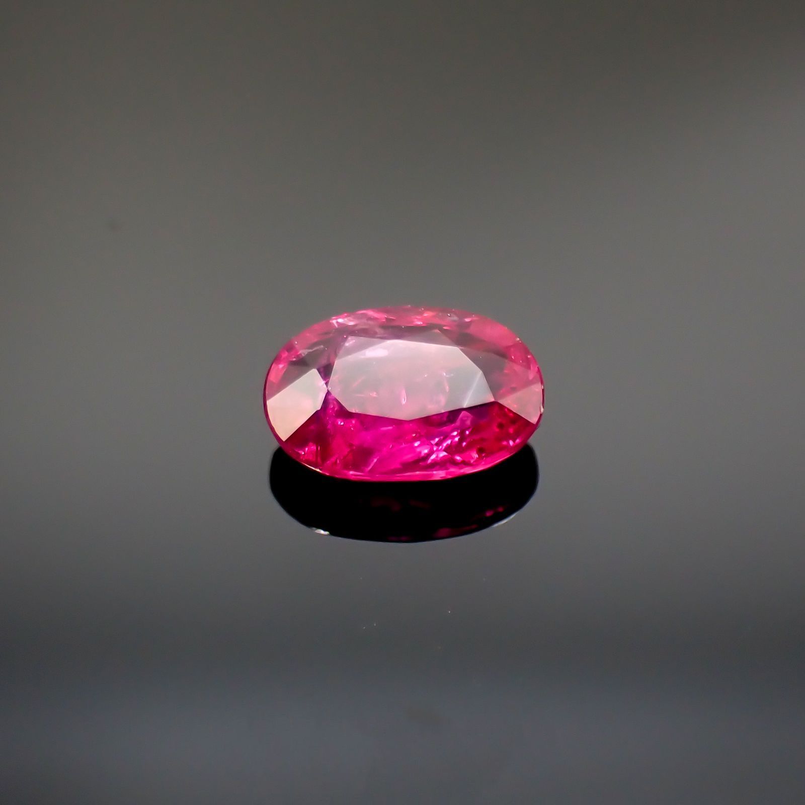 ルビー(宝石名ルビー)モザンビーク産 0.61ct 識別済[220616140]6x4.1mm前後