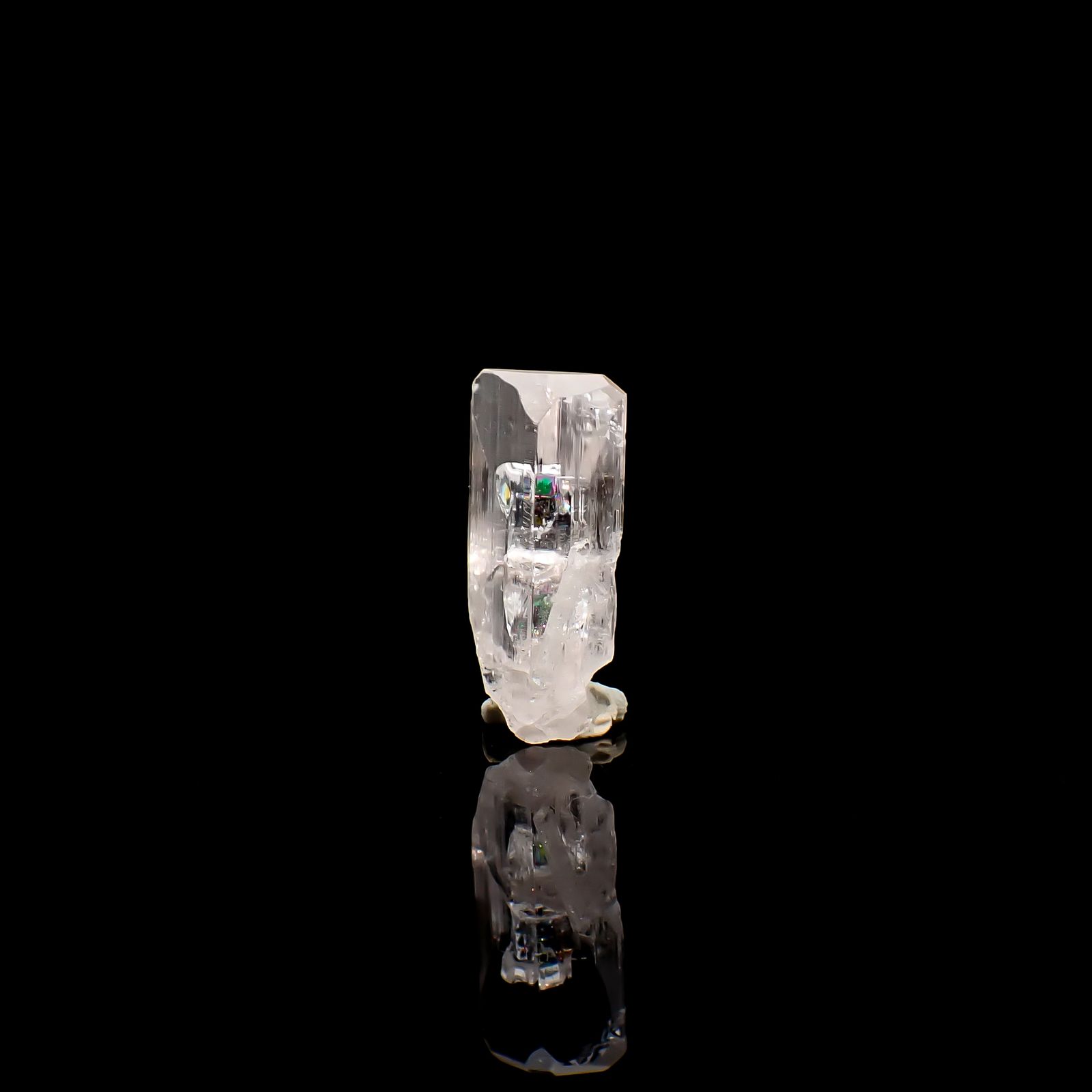 ダンビュライト原石 メキシコ産 9.85ct / 20x8.1mm前後 [260532170]