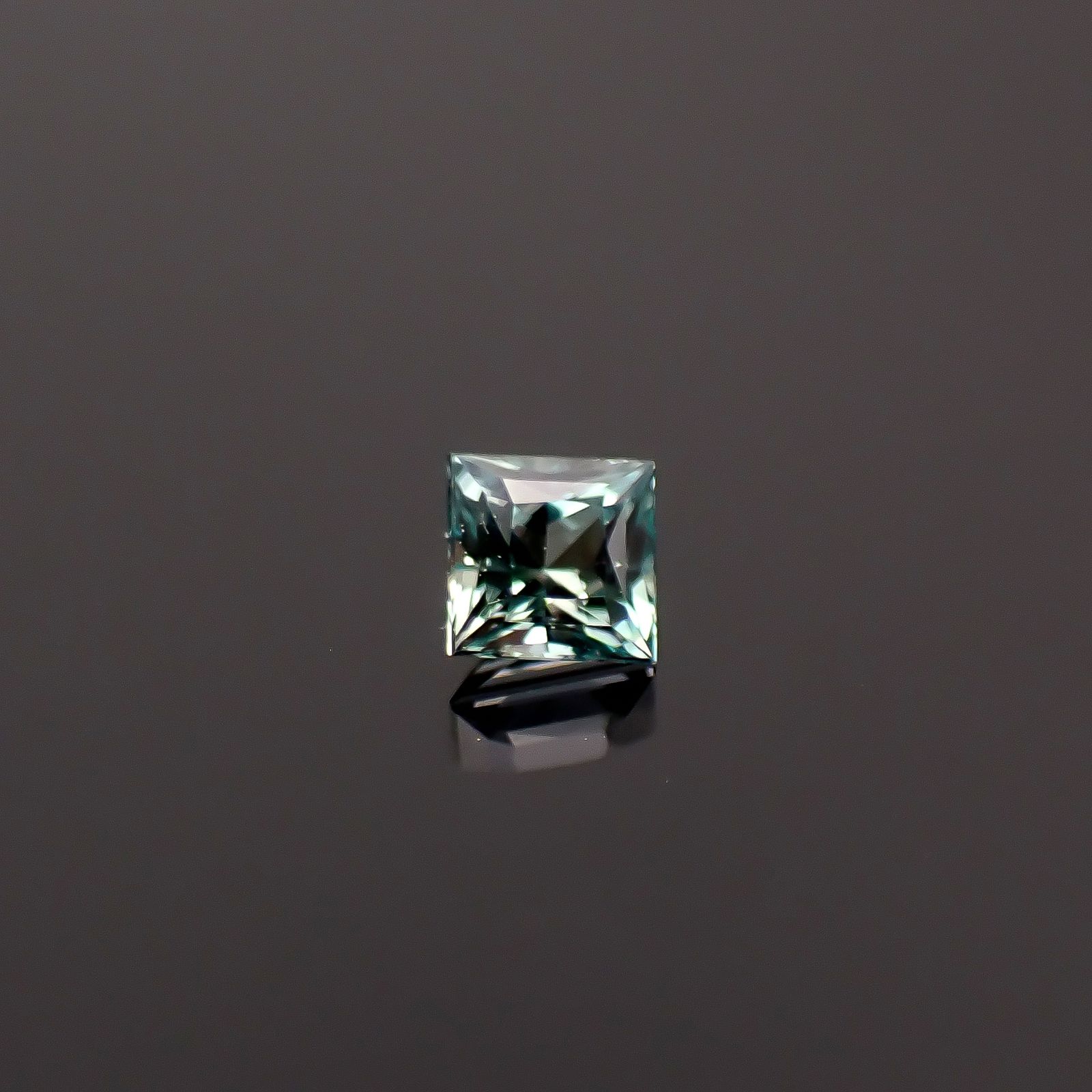 ◇プリンセスカット◇アレキサンドライト ブラジル産 EmeraldMains社製 0.082ct / 2.2x2.2mm前後 [260131577]