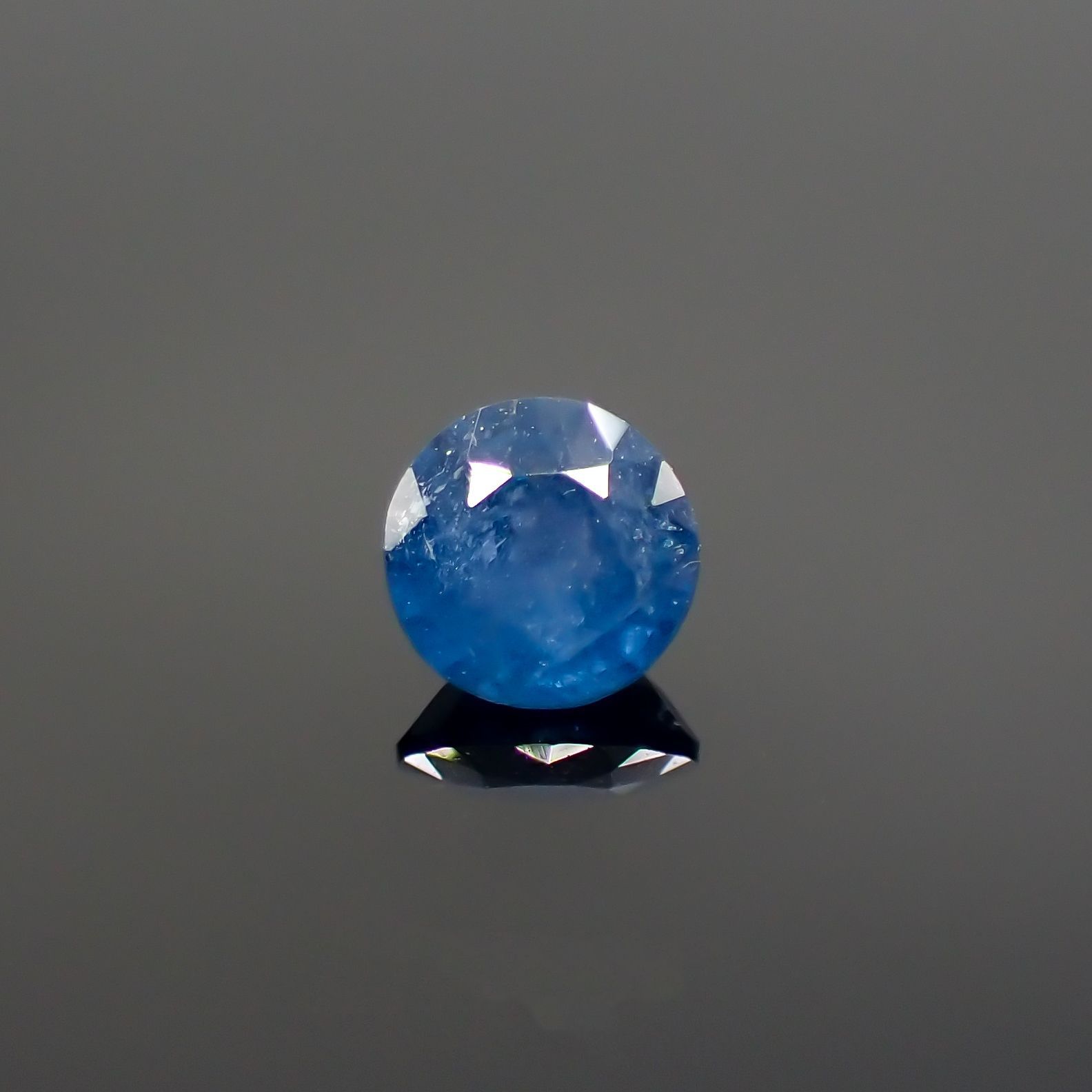 ガーナイト(宝石名 含コバルト・ガーナイト) ナイジェリア産 0.446ct ソ付(彩珠)[210812215]4.2×4.2mm前後