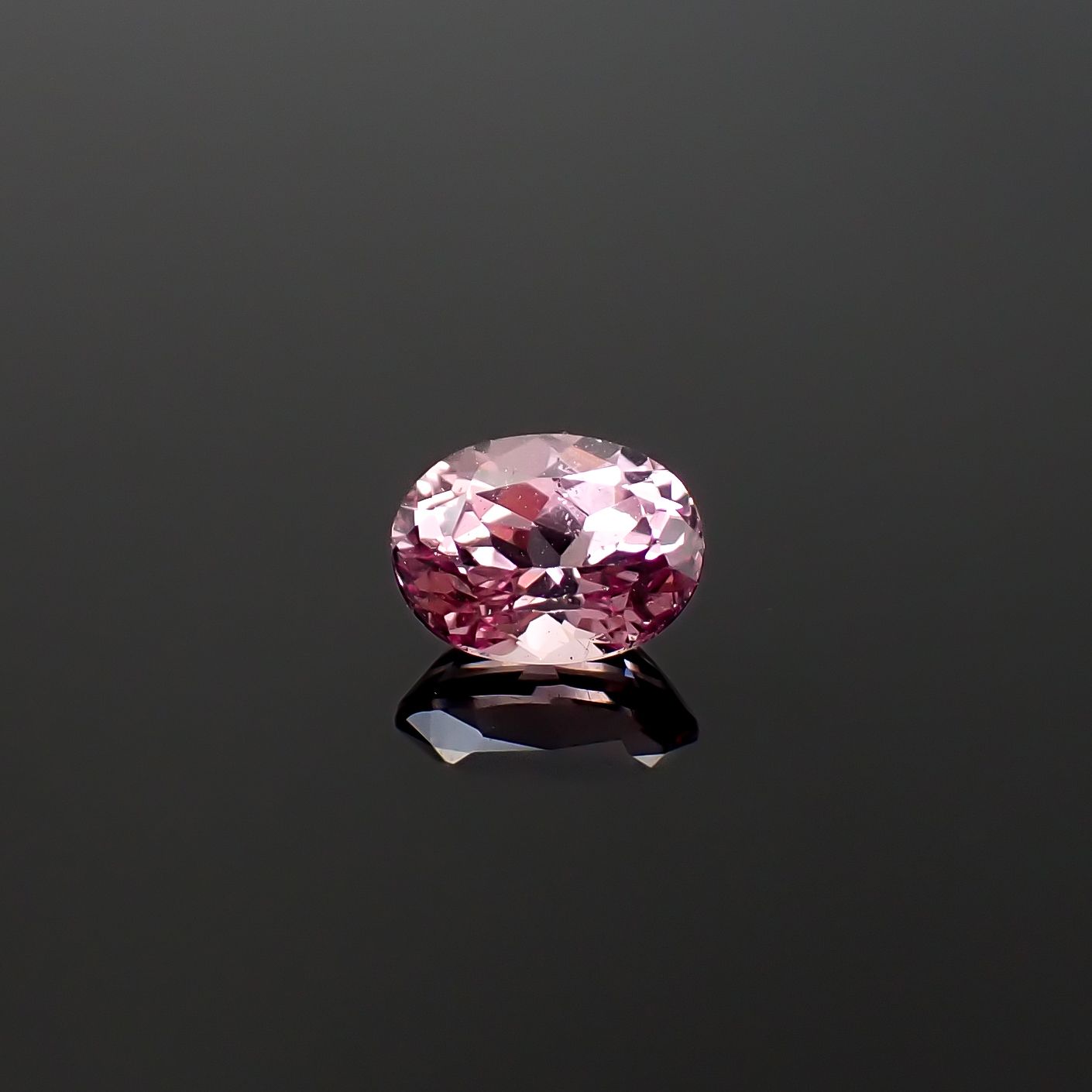 ドラゴンガーネット タンザニア産 1.07ct / 6.8x5.1mm前後 [260532237]