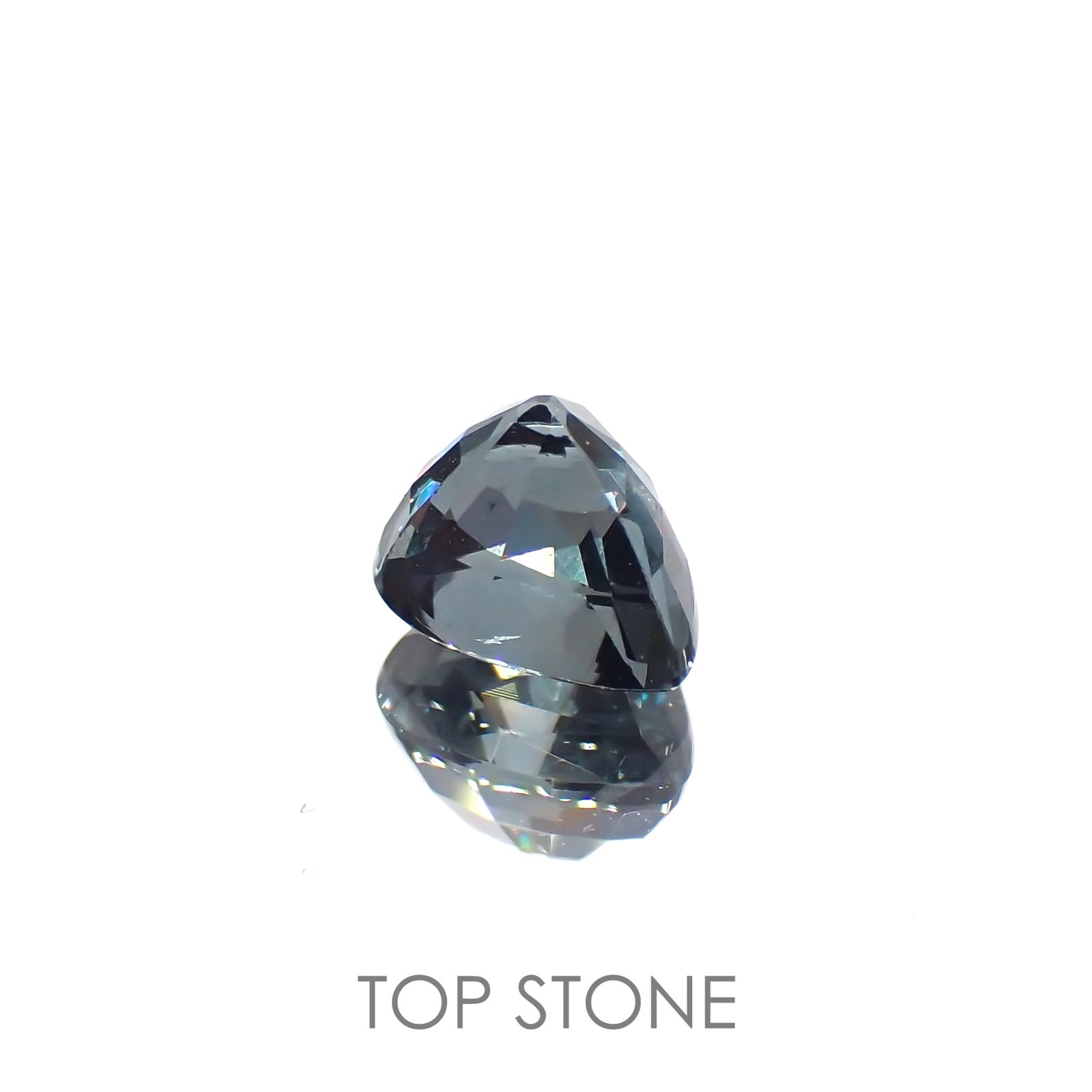 カラーチェンジガーネット アレキタイプ(宝石名ガーネット)マダガスカル・ベキリー産 0.65ct 識別済[220716955]5.4x4.4mm前後