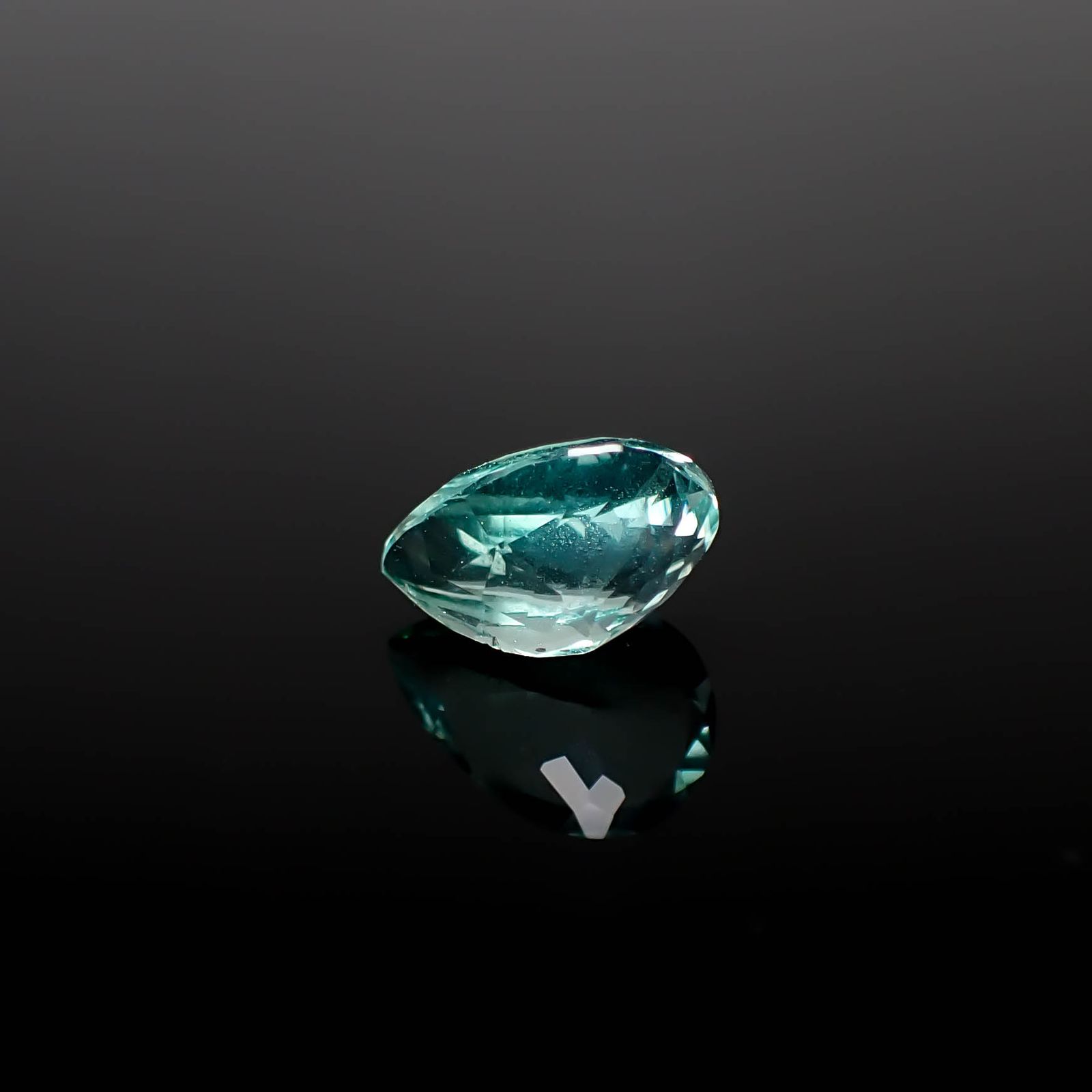 フローライト フルオレッセンス ジンバブエ産 2.21ct [250630510]9.8x6.9mm前後