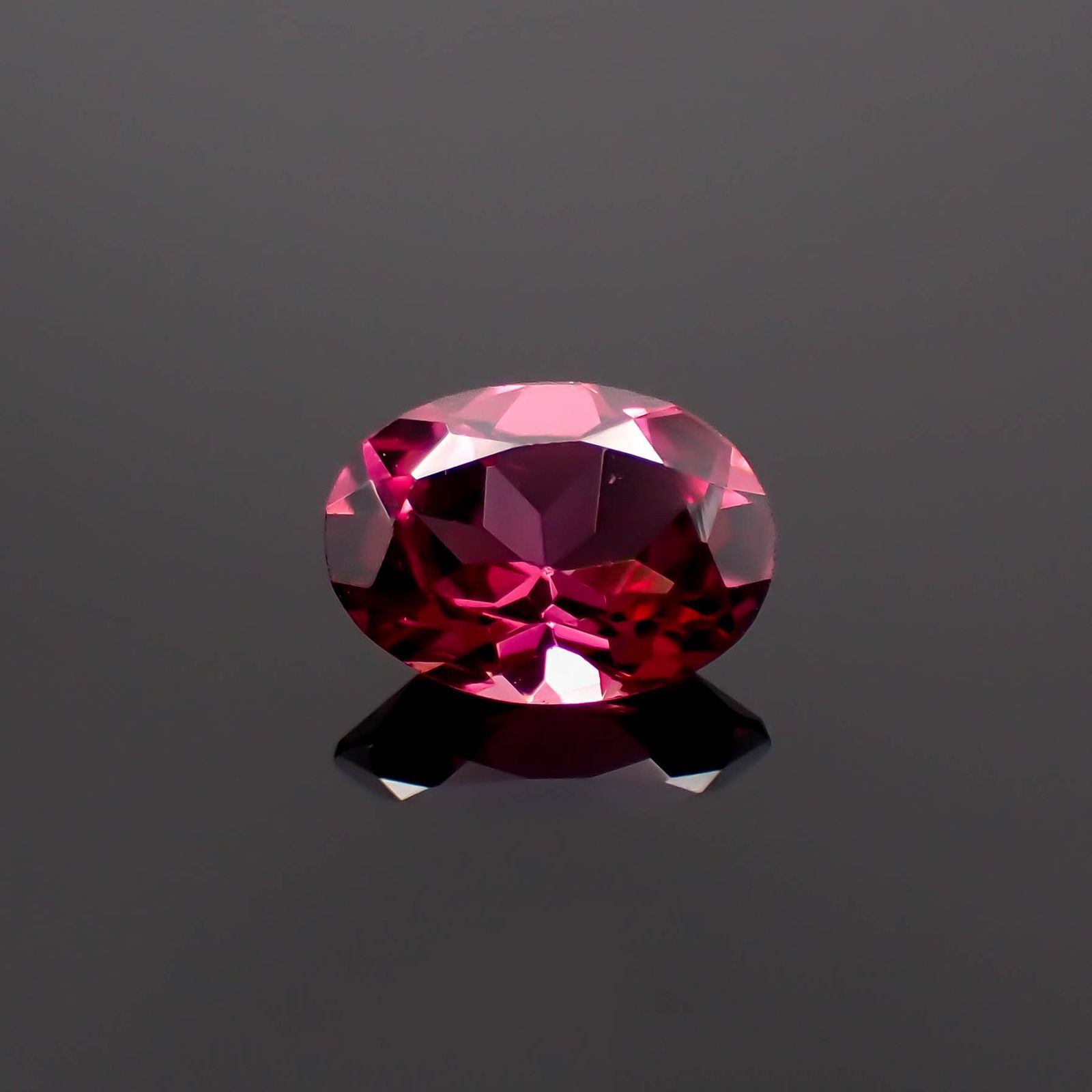 ロードライトガーネット(宝石名ロードライト・ガーネット)ブラジル産 0.89ct 識別済[221219566]7x5.1mm前後