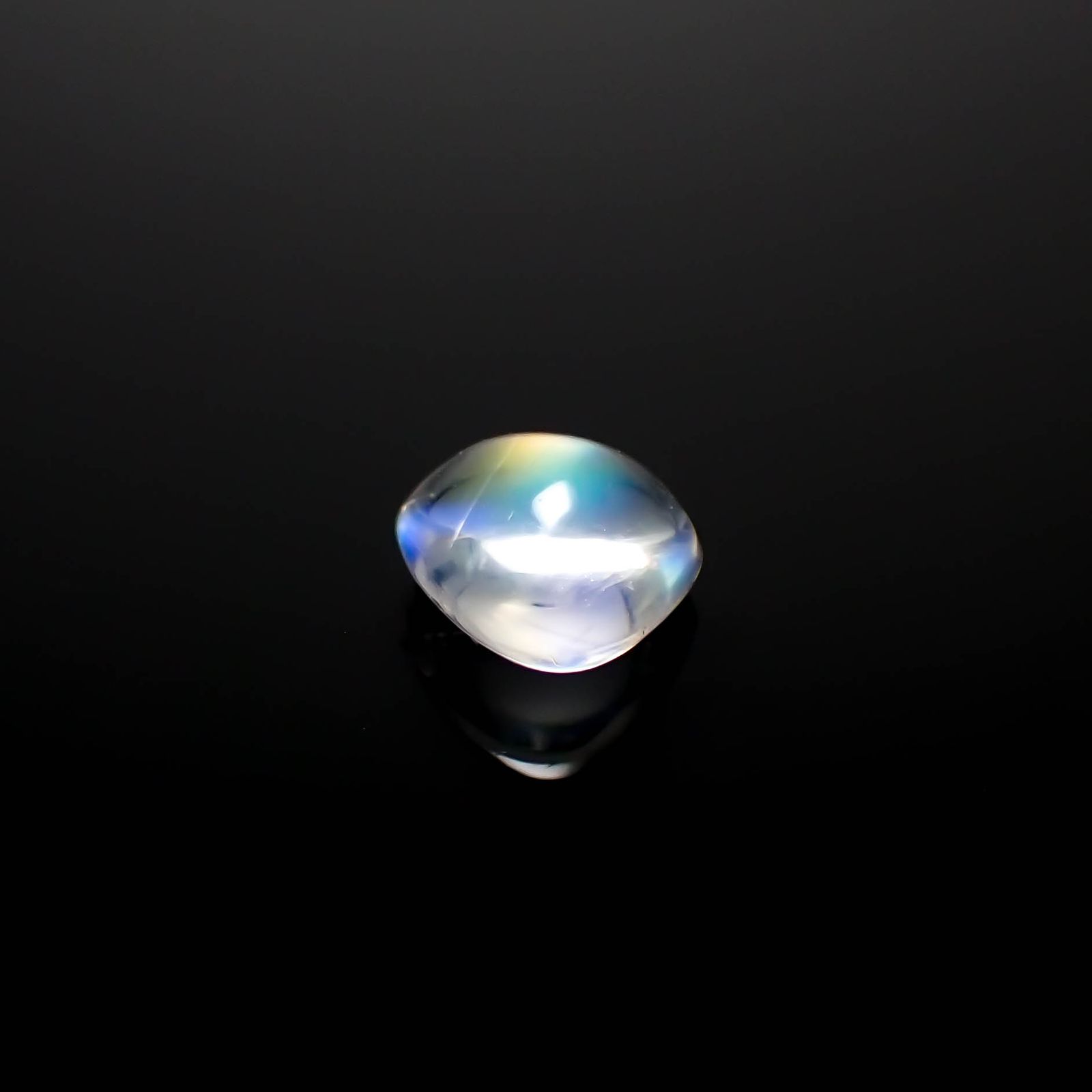 ◇バフカット◇レインボームーンストーン(宝石名ラブラドライト)マダガスカル産 1.036ct ソ付(彩珠)[240427198]6.8x6.4mm前後