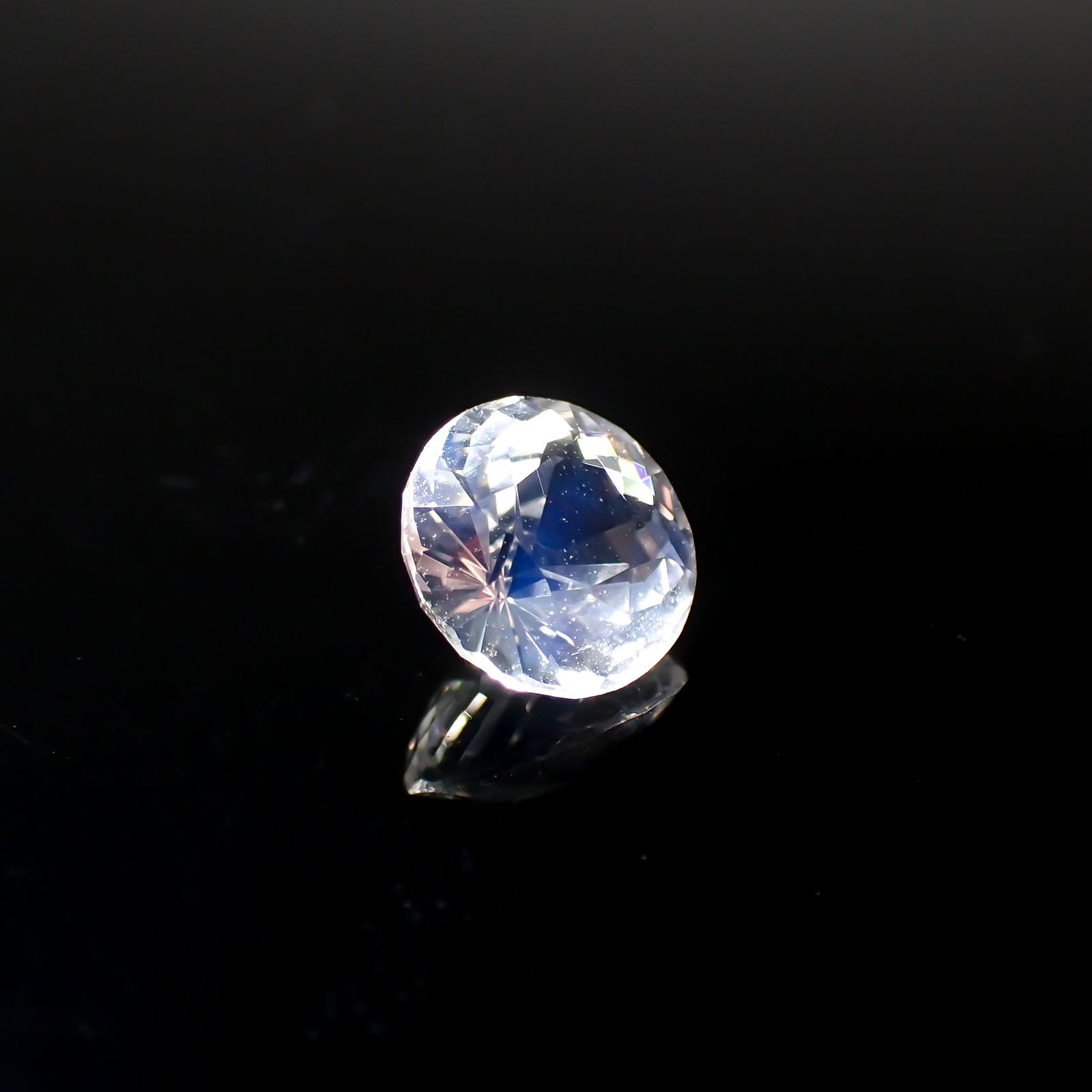 レインボームーンストーン ザンビア産 0.70ct[231224795]5.9x5.9mm前後