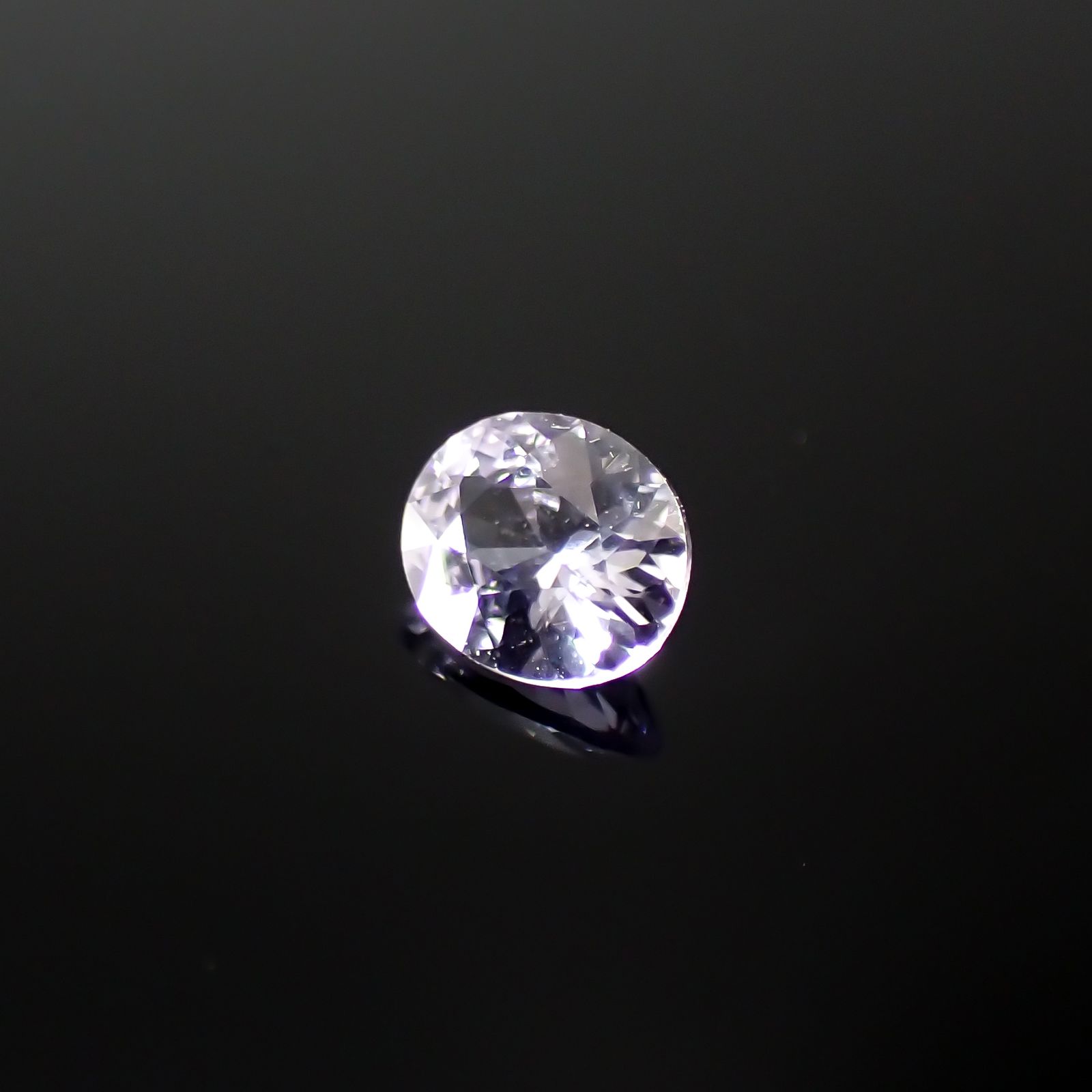 アイスラベンダーサファイア(宝石名サファイア)スリランカ/マダガスカル産 0.20ct 識別済[240226282]3.7x3.2mm前後