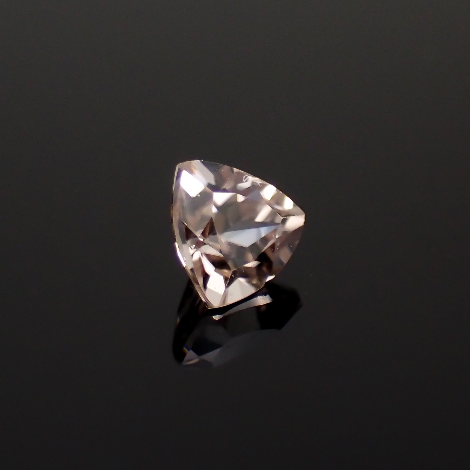 シャンパンカラージルコン スリランカ/カンボジア産 0.78ct[230421648]5.1x5.3mm前後