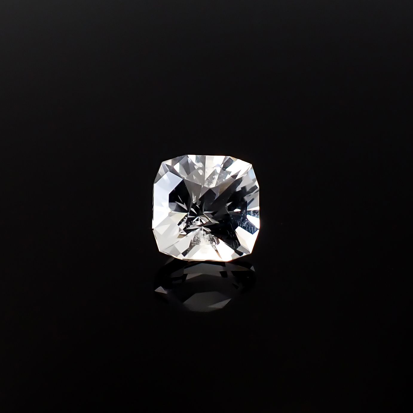 ◇カスタムカット◇日本水晶 宮崎県上八重産 1.75ct / 7.2x7.1mm前後 [260632420]
