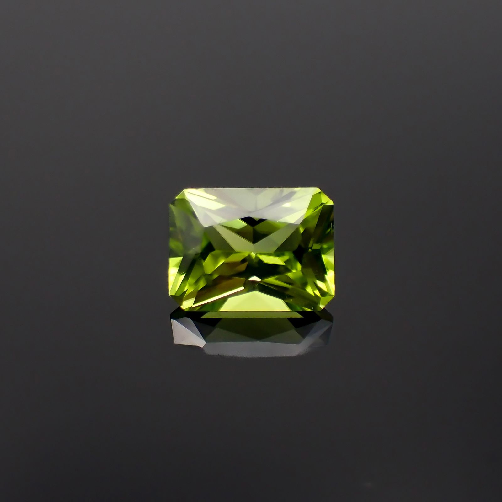ペリドット 中国産 1.73ct[230622293]8.1x6.1mm前後