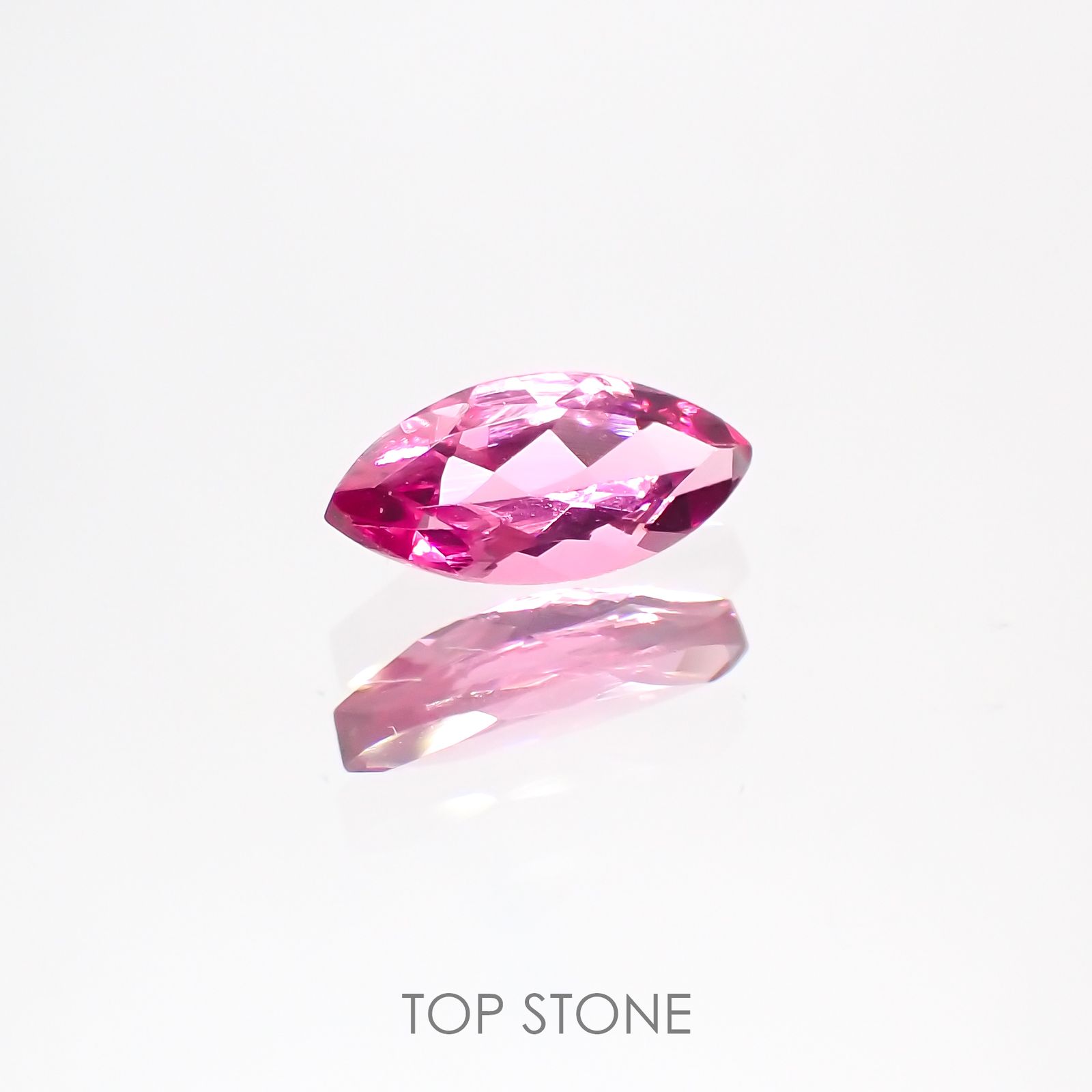 ホットピンクスピネル(宝石名ピンク・スピネル)タンザニア産 0.38ct 識別済[220113913]7.1x3.4mm前後