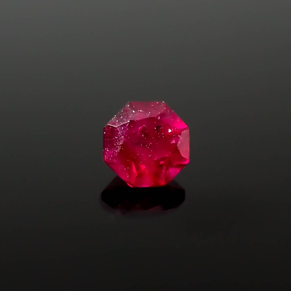 ◇オクタゴンカット◇ルビー(宝石名ルビー)モザンビーク/ミャンマー産 0.15ct 識別済[240326666]2.9x2.8mm前後